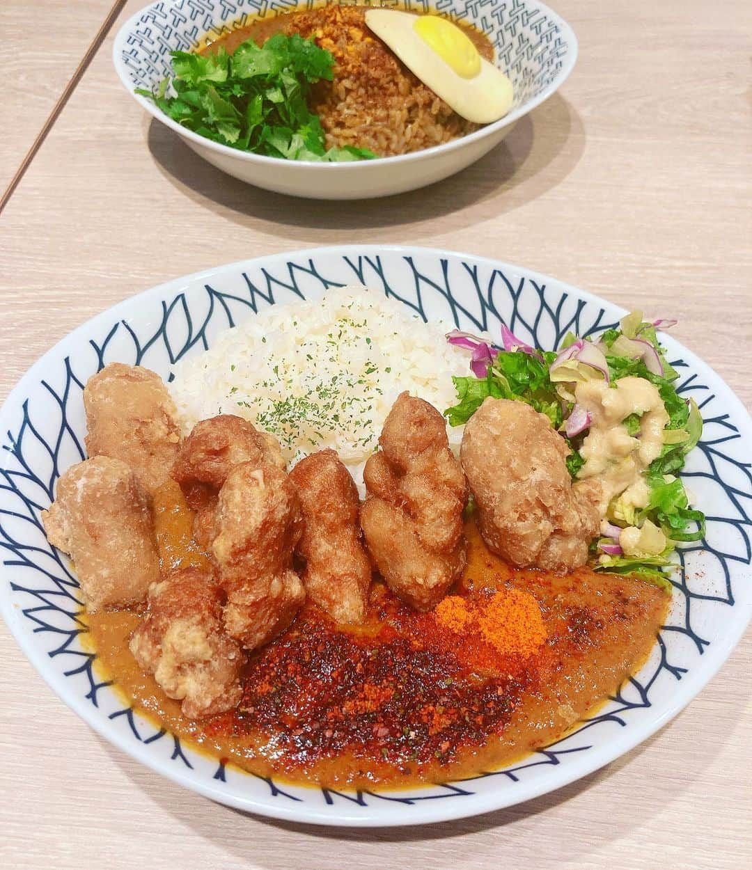 加藤ジーナさんのインスタグラム写真 - (加藤ジーナInstagram)「ヴィーガンカレー🍛屋さんという 私にとって最高なお店😆✨ Peace Cafe🕊 横浜に上陸してくれて嬉しい👶🏻💕 奥に写ってる目玉焼き風のやつが私のおすすめトッピング🍳 辛さ調整できるメニューもあるよ🙆‍♀️ (手前のカレー、中辛くらいにしたらこな見た目通りに辛かったから気をつけて！笑) #ヴィーガンレストラン #ヴィーガン #ゆるヴィーガン #カレー屋さん #スパイスカレー」8月14日 17時34分 - katogina_718