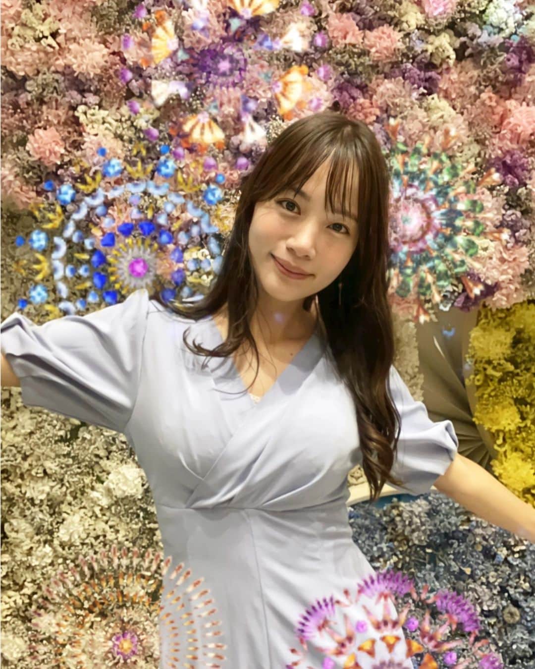 のインスタグラム：「🎆🎇🎆  有楽町に用事がありまして… 有楽町マルイ @yurakuchomarui_official と @naked_inc の初コラボインスタレーションを体験 ! 😉  リサイクルフラワー×デジタル映像というリアルとバーチャルのミックスが面白いです🌺✨  リサイクルフラワーはイベントなどで飾られ一度役目を終えたカスミソウを染め上げてドライ加工したものだそうです。💐  こちらのオブジェの前でオリジナルフィルターをダウンロードして、インスタ投稿キャンペーンの写真も撮ってみました📸✨  今年こそはと楽しみにしていた花火大会も軒並み中止になっているなかバーチャルで花火を体験できるのは嬉しいね🎆💕  写真、動画両方撮れます✨  セルフィーも映えるし、友達やパートナーと夏の思い出に撮るのもおすすめ😉  ひさしぶりに夏織ちゃん、遥佳ちゃんに会えて嬉しかった〜👭🌻  #hanabiflowers2021  #marui #nakedinc #PR  👉 @marui_event 🌺  ----------------------------------------------- インスタ投稿キャンペーン参加方法 ! 💁‍♀️ ＊おうちからでも参加できるよ＊  ①Instagramで @marui_event か @yurakuchomarui_official のいずれかをフォロー ②有楽町マルイのインスタレーションかオリジナルフィルターで写真を撮る ③ #hanabiflowers2021 #marui の２つを付けて投稿 ④抽選で25名にHANABI FLOWERSオリジナル『DILIGENCE PARLOUR』特製ドライフラワーリース をプレゼント ■投稿期間 8月13日（金）～8月31日（火） ■備考 インスタフィルター名： HANABI Flowers　 作成者アカウント：marui_event インスタフィルターURL：https://www.instagram.com/ar/394882645165432/  ※使用の際はInstagramアプリを最新版にアップロードお願い致します。 ----------------------------------------------------」