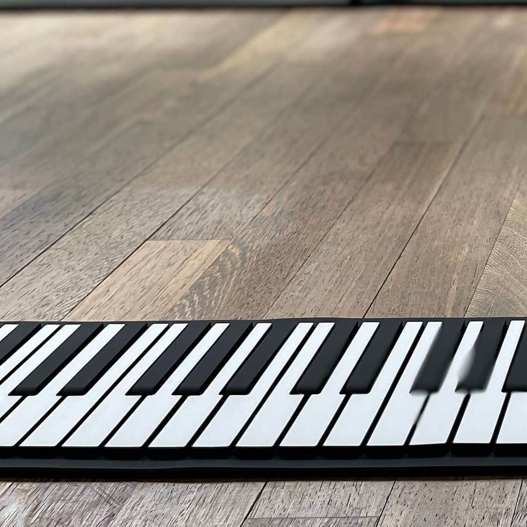 椎名桔平さんのインスタグラム写真 - (椎名桔平Instagram)「#ロールアップピアノ こんなピアノがあるんだ。 すごいな〜 簡単に持ち運べるし。^_^」8月14日 17時56分 - kippeishiina