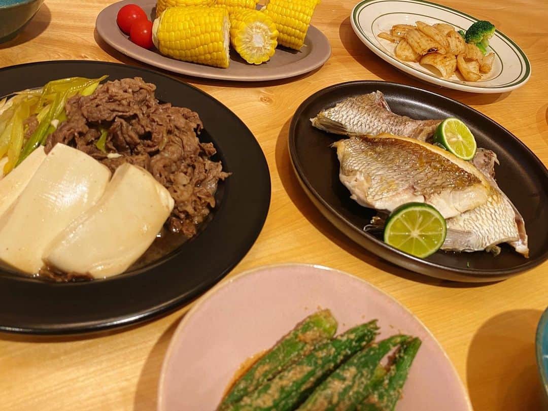 近藤千尋のインスタグラム：「相変わらず統一感のない夕飯。笑 次郎ちゃんからお裾分けしてもらった トウモロコシが美味しすぎて🌽 @sissonne_jiro 😍😍😍 モリモリ食べて免疫つけよう🙆‍♀️」