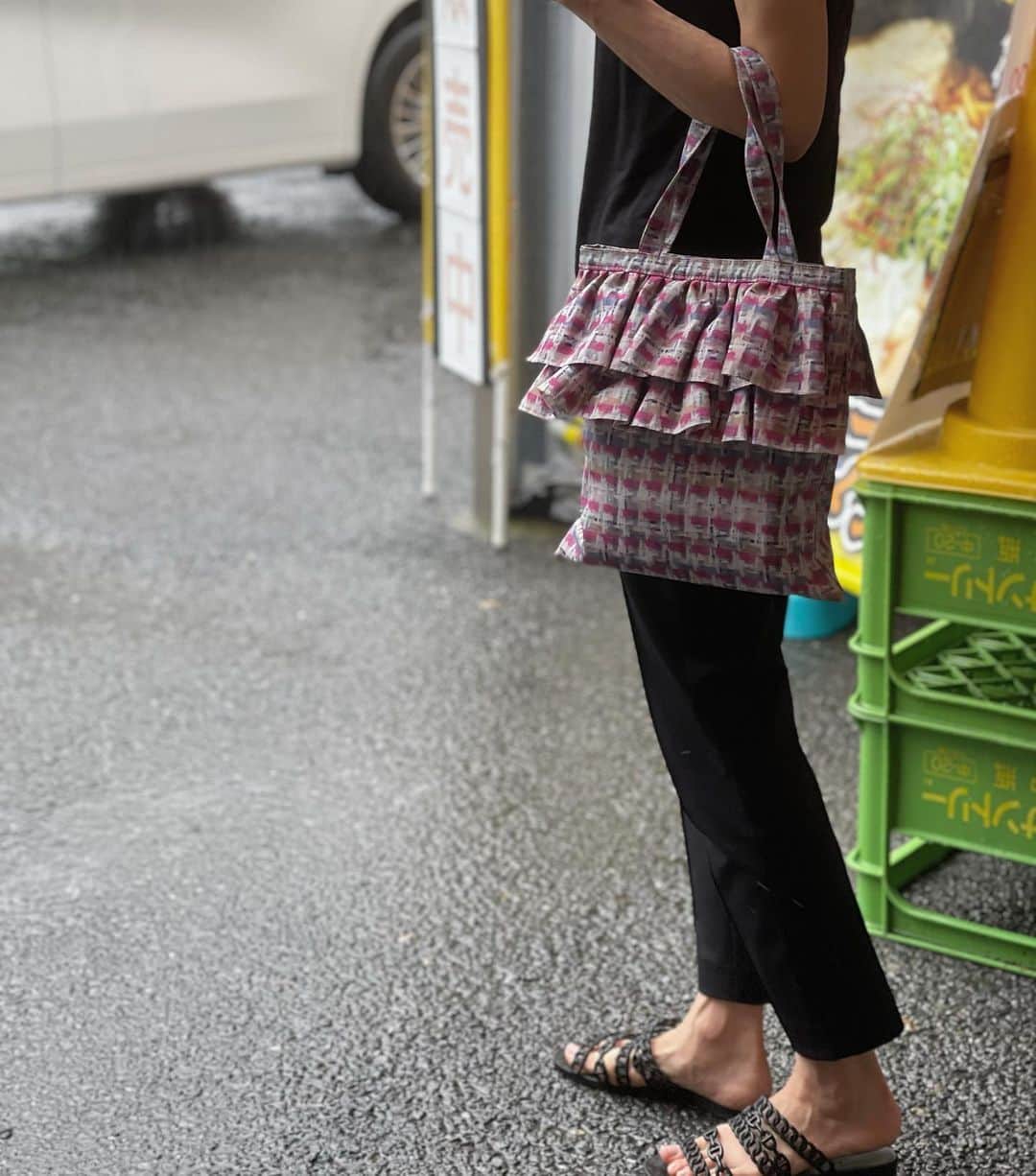 木本泉さんのインスタグラム写真 - (木本泉Instagram)「- 雨の日はナイロンバッグが便利☔️ 可愛さもあるのでおススメ💓 @fleuraccesories   ビーサンも🩴」8月14日 18時32分 - izumikimoto