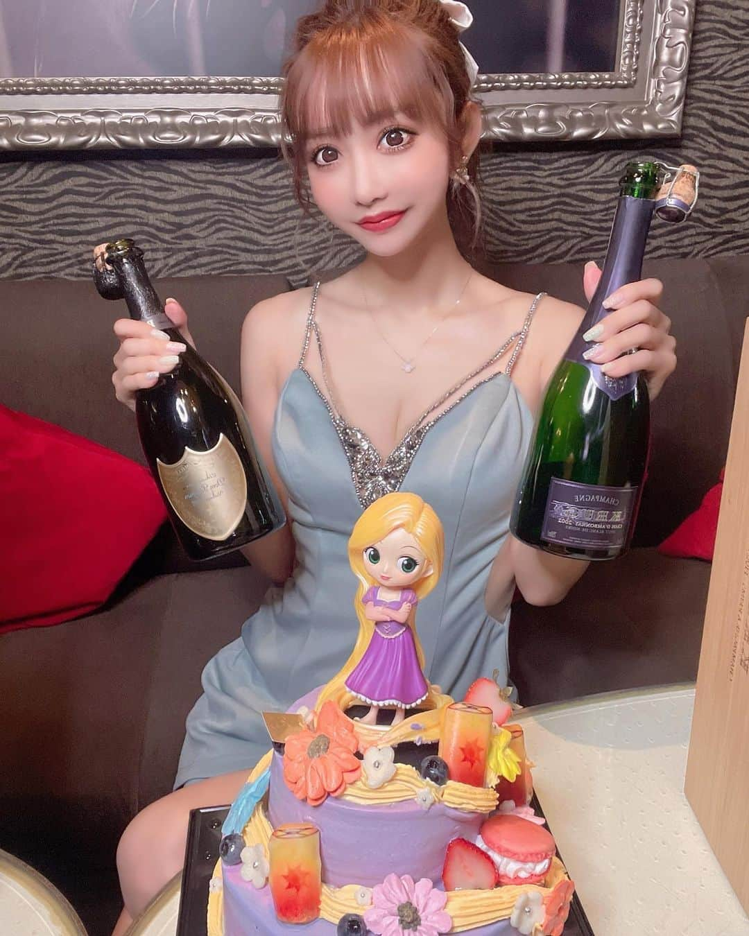 一條りおなさんのインスタグラム写真 - (一條りおなInstagram)「知り合ってから、ずっと毎年 お誕生日🎂をお祝いしてくださる方から 今年もお祝いしていただきました🥺💖✨ . 後祝いになってしまってごめんねって🥺 どんな形であっても 自分にとって特別な日を祝ってもらえる事は 本当に嬉しいです😢💕 . P3とダンボネを同時に飲ませて いただけた記念💝✨✨✨ . 可愛いケーキ🎂と豪華メンバーに お祝いしてもらえた記念😍✨✨✨ . #birthday #suprise  #specialthanks  #happy #clubzoo」8月14日 18時49分 - riona.i