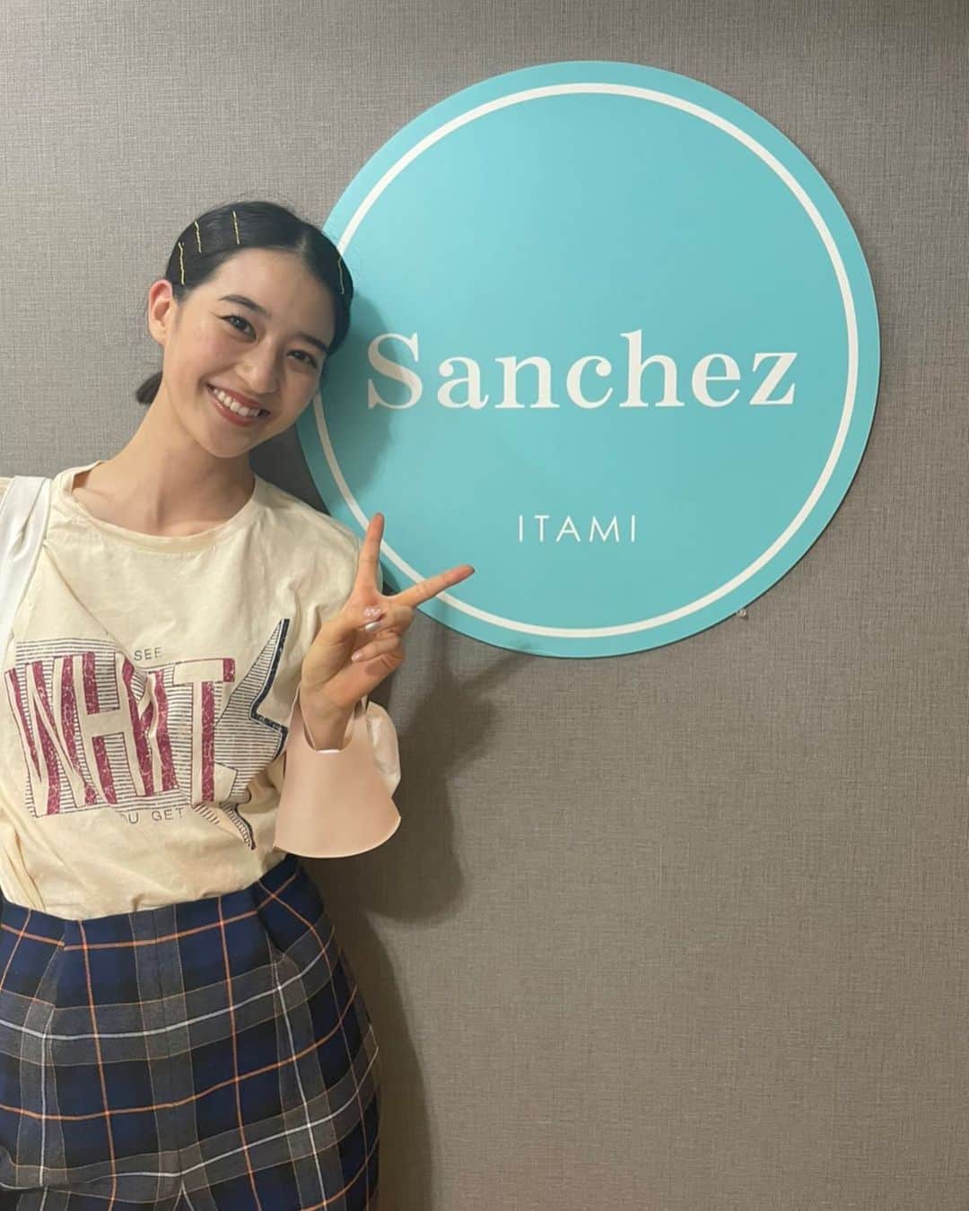 青野楓のインスタグラム：「中学のお友達がやってるお店で初ハイフやってもらいました！！ハイフはずっと気になってたんだよね🤔 ２週間かけて老廃物を排出していくみたいなので運動と併用すると良さそう✌️  @sanchez.itami お近くの方は是非💙  #ハイフ#ハイフエステ#ホワイトニング#伊丹#美容」