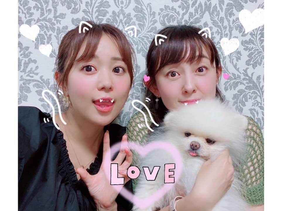 井口裕香さんのインスタグラム写真 - (井口裕香Instagram)「🐰🍷💕 だいすきな美佳子さんのおうちに！ 毎度おなじみ、突撃となりの晩ごはん🙋🏽‍♀️🙋🏽‍♀️🙋🏽‍♀️🙋🏽‍♀️🙋🏽‍♀️🗯  #突撃ではないし #お隣でもない🙅🏻‍♂️笑  生まれて初めて韓国料理「かむじゃたん」食べました🤤 （めちゃくちゃ美味しくて食べるのに夢中で写真を撮りそびれました！わたしとしたことが！😂） そして、誕生日イベントのときにスタッフさんから頂いた美味しいワインを、ここで！遂に！開栓〜🍾❣️ やっぱり、だいすきな人たちと一緒に飲みたくて、タイミングを見計らっていました👀💓 みんなで「いただきます🙏」「かんぱーい🥂」すると、より美味しく、特別に感じるのでした〜🥰  美佳子さん、本当に本当にありがとうございました♡」8月14日 18時59分 - ooo31_iguchiyuka_31ooo