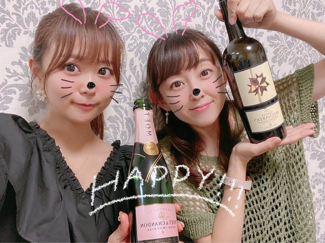 井口裕香さんのインスタグラム写真 - (井口裕香Instagram)「🐰🍷💕 だいすきな美佳子さんのおうちに！ 毎度おなじみ、突撃となりの晩ごはん🙋🏽‍♀️🙋🏽‍♀️🙋🏽‍♀️🙋🏽‍♀️🙋🏽‍♀️🗯  #突撃ではないし #お隣でもない🙅🏻‍♂️笑  生まれて初めて韓国料理「かむじゃたん」食べました🤤 （めちゃくちゃ美味しくて食べるのに夢中で写真を撮りそびれました！わたしとしたことが！😂） そして、誕生日イベントのときにスタッフさんから頂いた美味しいワインを、ここで！遂に！開栓〜🍾❣️ やっぱり、だいすきな人たちと一緒に飲みたくて、タイミングを見計らっていました👀💓 みんなで「いただきます🙏」「かんぱーい🥂」すると、より美味しく、特別に感じるのでした〜🥰  美佳子さん、本当に本当にありがとうございました♡」8月14日 18時59分 - ooo31_iguchiyuka_31ooo