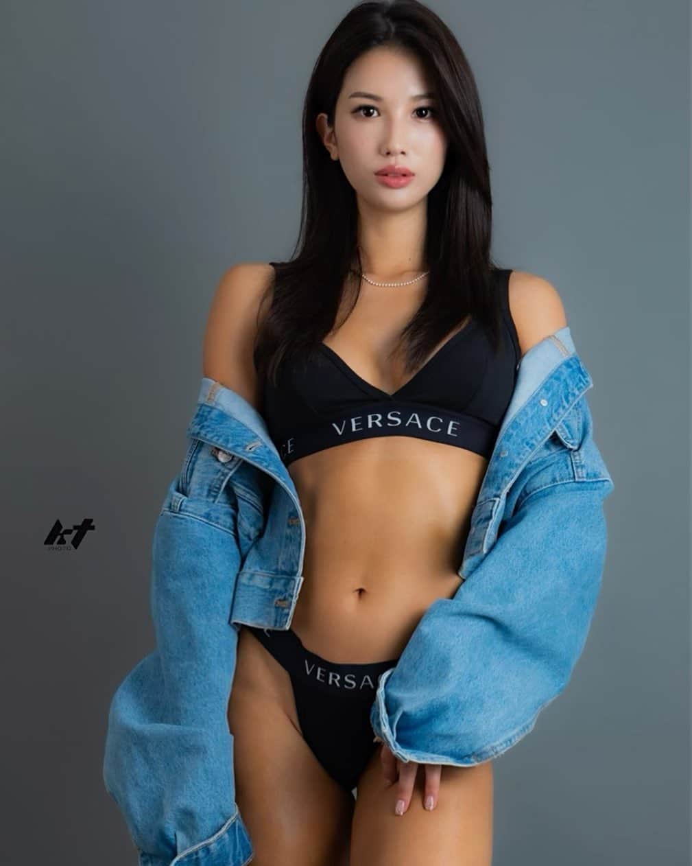 Atkのインスタグラム：「Body Profile 🖤 - 顔だけ白いね😂お顔だけは焼かないように、しっかり紫外線対策＋最近は美白のクリーム毎日塗ってたらより白くなってきたよ！！！ノーファンデでもいれるお肌に近づいてきた🤍🤍」