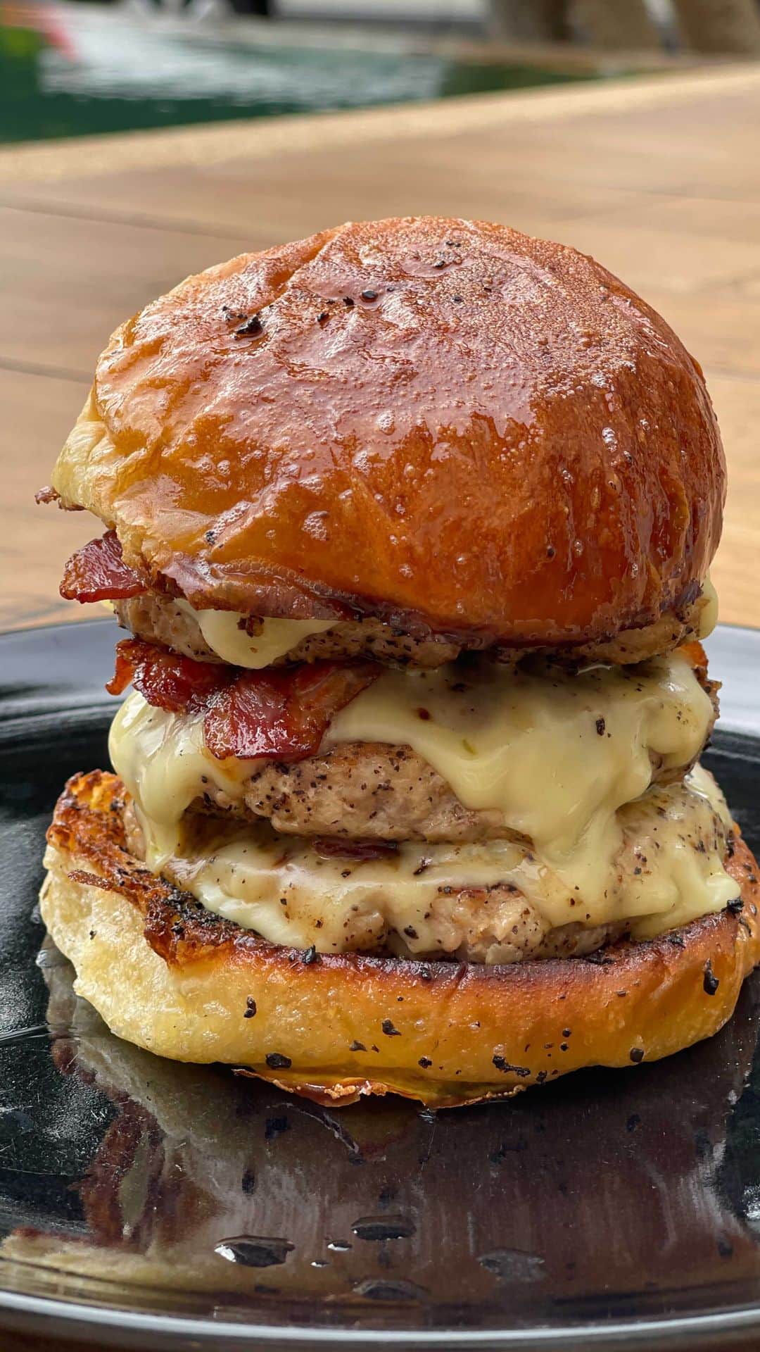 インヤのインスタグラム：「@beefandshake at Home 🍔🍟✨😋」
