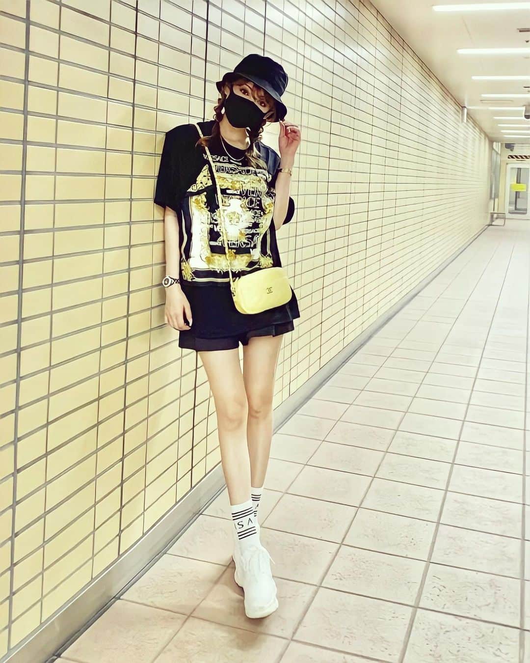 加賀美早紀のインスタグラム：「入庫待ちの駐車場にて🚘  #私服 @versace @maisonvalentino @chanelofficial #versace #maisonvalentino #chanel #fashion」