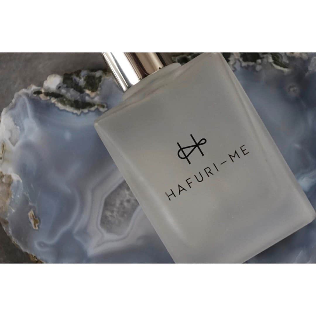 柴咲コウのインスタグラム：「先日公開した「HAFURI-ME」のロゴデザイン。  ぱっと見、とてもシンプルだけど、ブランドの根幹に通ずる「和」や「繋がり」を表現したくて、沢山の候補を経て決めた、こだわり抜いたデザインなのです。  シンボルマーク ”H”のモチーフには、2本の軸を曲線で結ぶことで「人」と「自然」や「あなた」と「わたし」、「今」と「未来」のような相対的な繋がりを表しました。　  よーくみると、2本の縦軸も「人」をイメージしたシェイプになってたり..！  ぐるっと繋がっている曲線には 「想いや願いは届き、やがて自分に還ってくる」という、ブランドメッセージでもある”循環”の想いを込めています🌿  文字も、HAFURI（祝・巫）とME（私）を“－”で繋ぐことで祈りが自分の中でも循環していく様を表現。 文字の先端に払い（祓い）を取り入れることで「お清め」と「永続」の意味を込めて・・・🕊  …想いが募れば募るほど色々付け足したくなる。 それを簡潔に表現することは、実は結構難しい。 けれど、永く愛されるデザインにしたくてこのシンプルにたどり着きました♡  想いの詰まった彼らを届けることのできる日が、待ち遠しい♡♡  #hafurime  #ハフリメ」