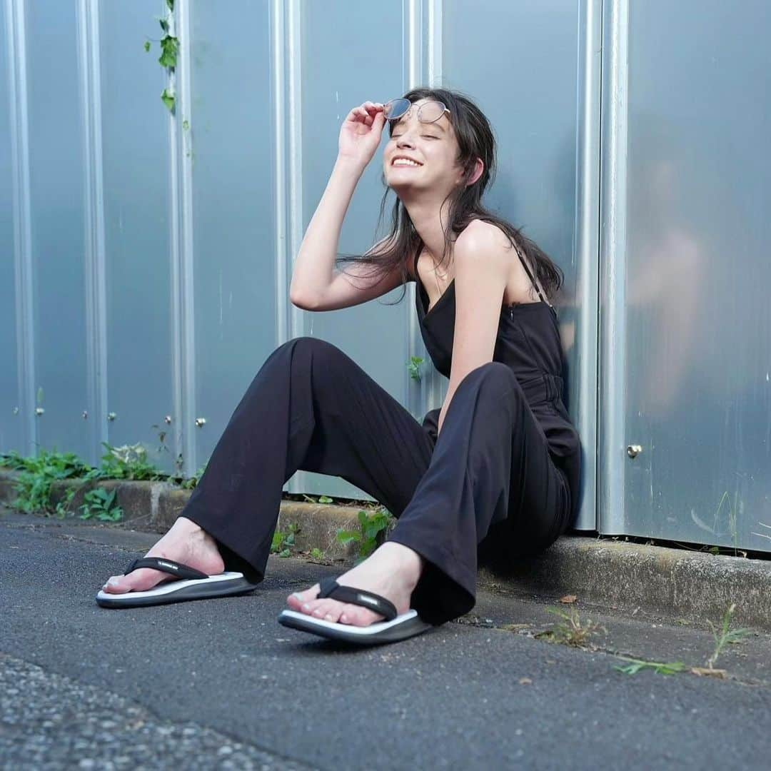 瑛茉ジャスミンさんのインスタグラム写真 - (瑛茉ジャスミンInstagram)「summer time🐬💙 With my favorite sandals💕  ストーリーのえまお気に入り動画もみてね🥰  @havaianas.japan   @bape_japan   #havaianasjapan #BAPExHavaianas」8月14日 20時02分 - emmajasmine12345_x