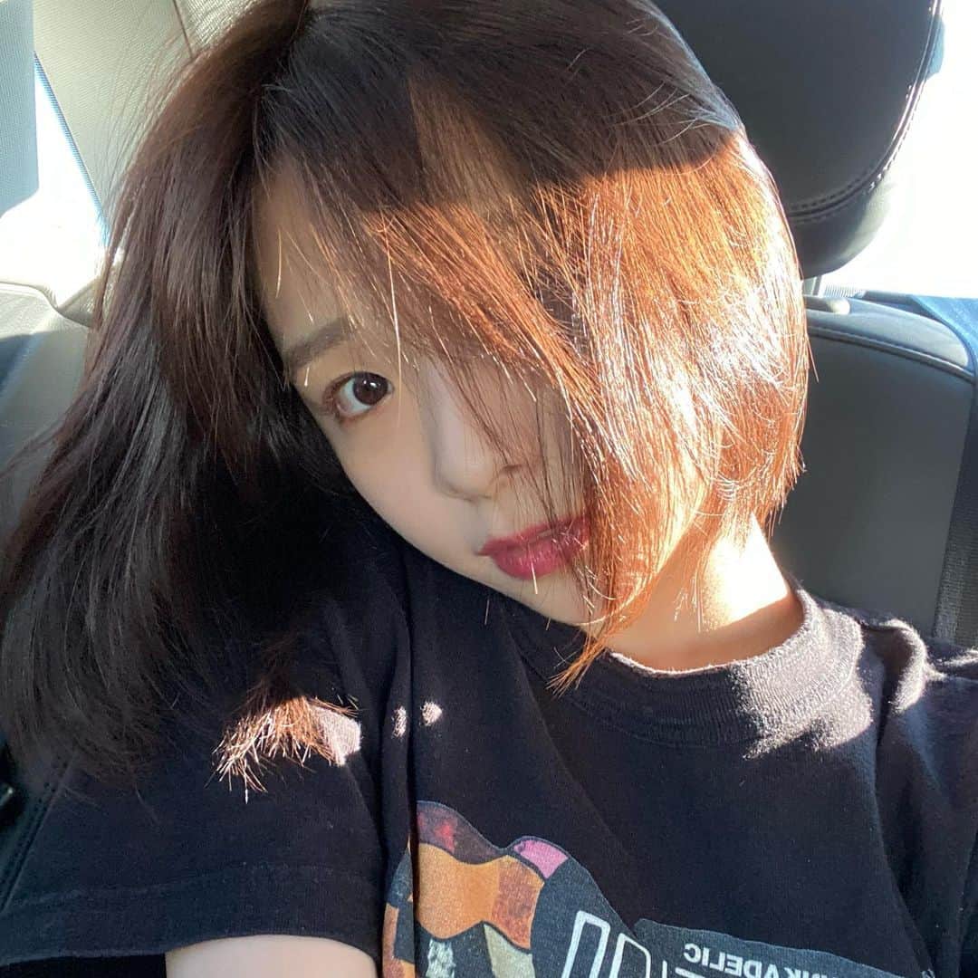 麻生果恩のインスタグラム：「❤️  溶けないアイスが好きです〜ととと 光に当たって髪茶色いね☀️」