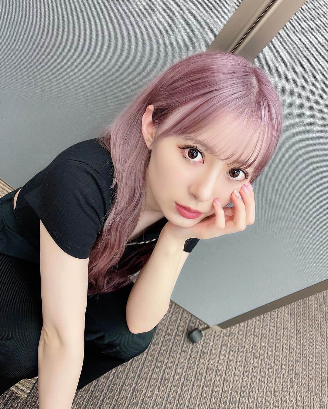 生田衣梨奈さんのインスタグラム写真 - (生田衣梨奈Instagram)「人生で初めて髪ヘアカラーをピンクにしたよん♡ ⁡ 初めてこんなに明るくしたかも♡ ⁡ ⁡ 似合っとる？？？ ⁡ #morningmusume21 #モーニング娘21 #helloproject  #顔面国宝 #えりぽんかわいい #アイドル 存在が #インスタ映え #かわいい #Love #beauty #followme #makeup #Instagram #生田衣梨奈のVSスポーツ #메이크업 #얼스타그램 #ig_Japan #ピンク #福岡  #pink #White #long #ELEYVSGOLF #ゴルフ女子 #いいね #生田衣梨奈 #l4l #골프 #SELFIE #셀카」8月14日 20時33分 - erina_ikuta.official