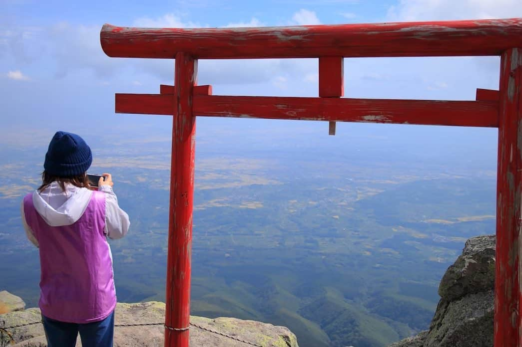 千葉真由佳さんのインスタグラム写真 - (千葉真由佳Instagram)「【夏行きたかった所🤔】 うーん岩木山🏔頂上だな〜。 最後に行った2017年の写真です🤳(山女だぞう)  嶽きみがそろそろ旬じゃないかしら？  今日はマクドナルドの🍟黄色を見て嶽きみ連想してたくらいなので(←困ったもんだ！！ 思い出を振り返りつつ これからしたいことリスト作ってあちこち行けるようになったらぜーーーんぶやってやる〜😂(嶽温泉も行きたい♨️  #嶽きみ　ってなーんだ？ #津軽の味#🌽#糖度がすぎょい #山の上でおやつ#なんちゃって#山ガール#梺で買って#山で#食べる#最高#おすすめ観光#コロナ終息したら行きたい場所 #地元#岩木山#青森#弘前#山登りコーデ#絶景#お取り寄せしよ#アナウンサー#千葉真由佳」8月14日 20時36分 - mayuka.chiba