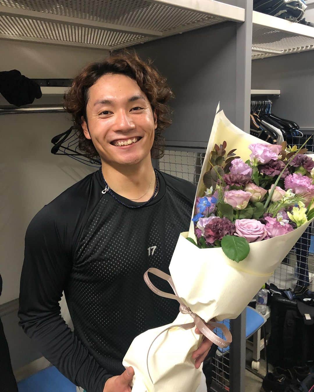 伊藤大海のインスタグラム：「少し遅れましたが、 チームから花束頂きました💐  皆さんも沢山のメッセージ 本当にありがとうございます🙇‍♂️  #北海道日本ハムファイターズ #lovefighters  #01karat #伊藤大海」