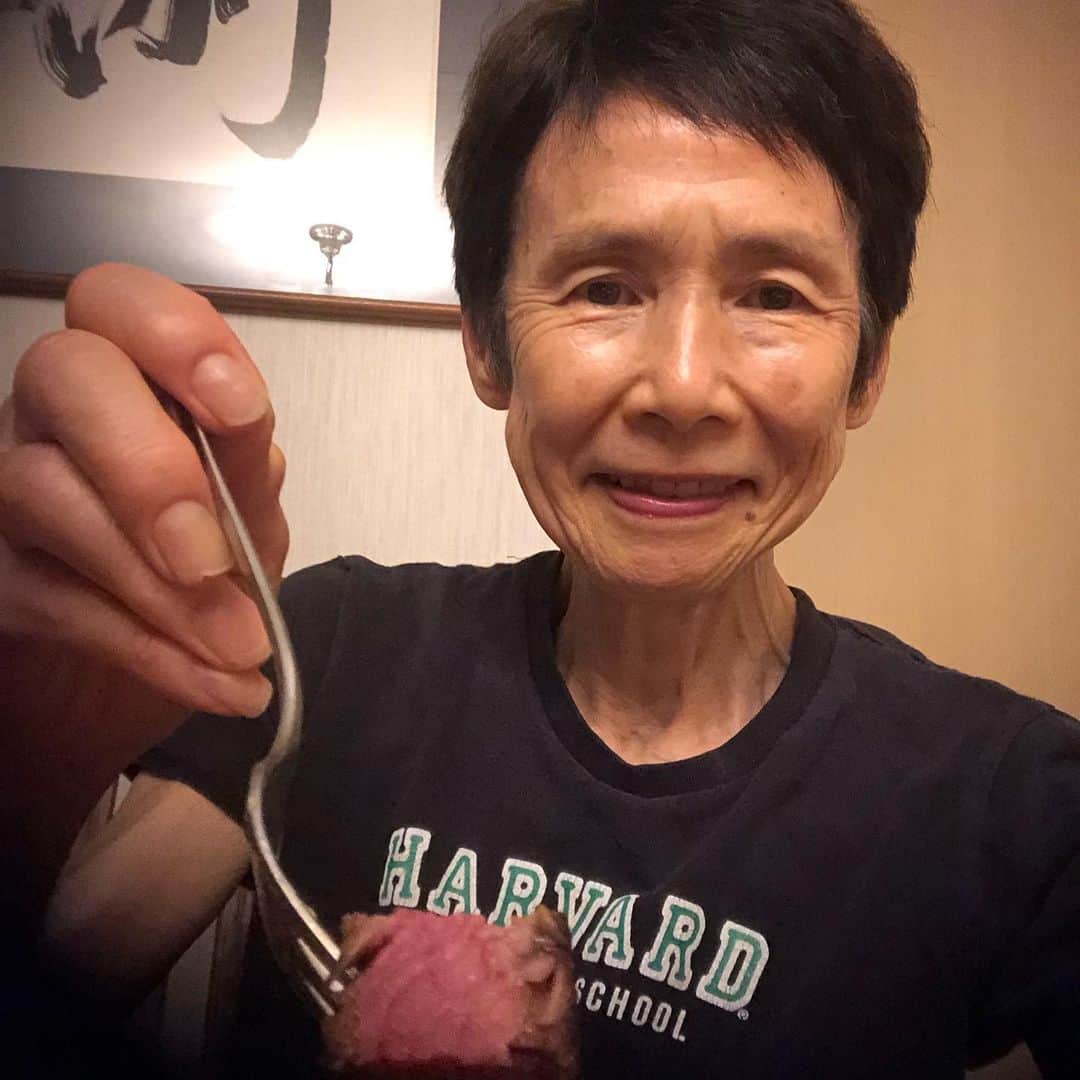 石倉洋子さんのインスタグラム写真 - (石倉洋子Instagram)「今週はいろいろ忙しくて昨晩は疲れ果てていたので、今晩は思い立ってステーキと赤ワインにしました。久しぶりにいいワインを飲んだのでこれで元気回復？」8月14日 20時42分 - yoko.ishikura