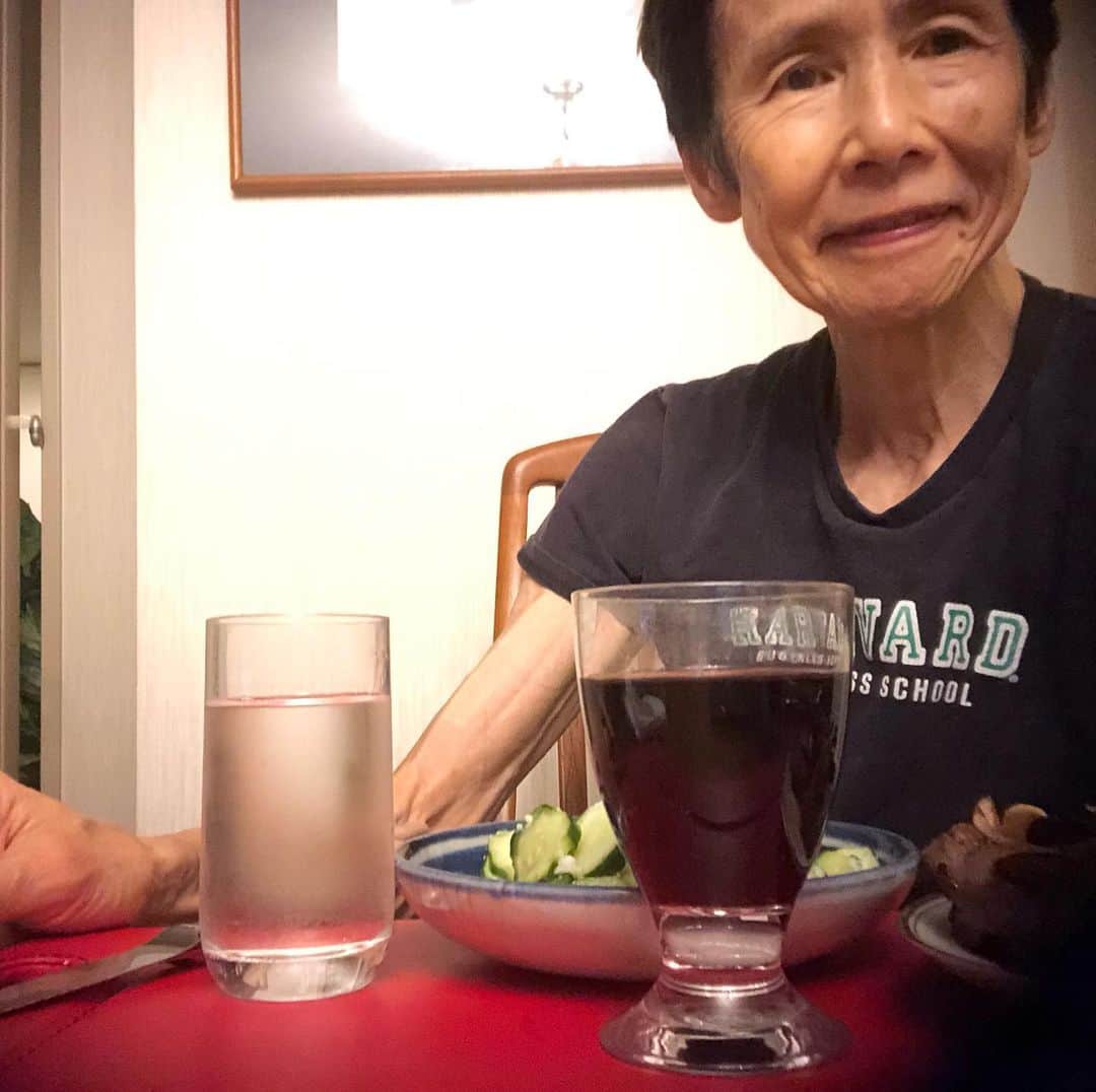石倉洋子さんのインスタグラム写真 - (石倉洋子Instagram)「今週はいろいろ忙しくて昨晩は疲れ果てていたので、今晩は思い立ってステーキと赤ワインにしました。久しぶりにいいワインを飲んだのでこれで元気回復？」8月14日 20時42分 - yoko.ishikura