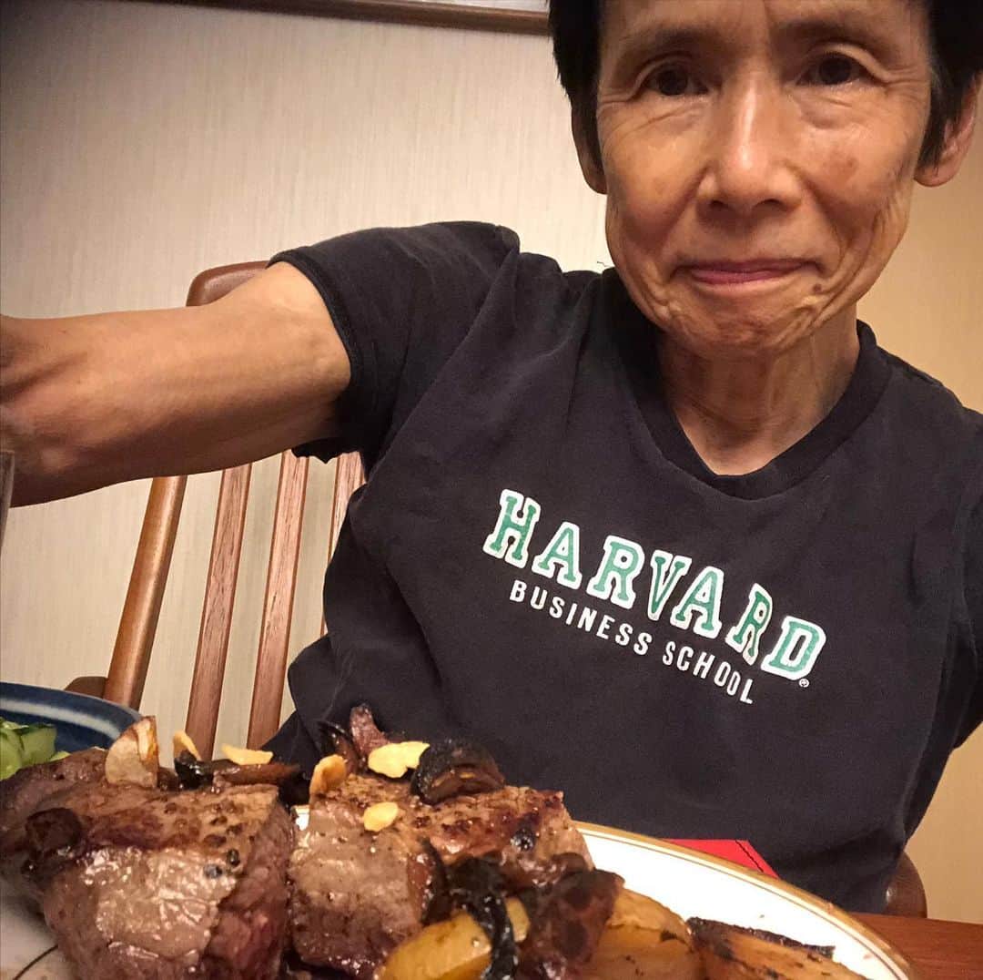 石倉洋子のインスタグラム：「今週はいろいろ忙しくて昨晩は疲れ果てていたので、今晩は思い立ってステーキと赤ワインにしました。久しぶりにいいワインを飲んだのでこれで元気回復？」