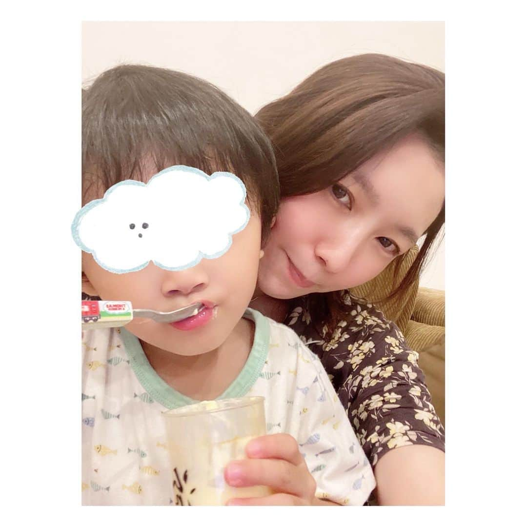 瀬奈じゅんさんのインスタグラム写真 - (瀬奈じゅんInstagram)「⁡ ⁡ 恒例の寝かしつけタイムの会話。 ⁡ 息「ママは一番だよ」 母「やだぁ〜、一番好きって事？ふふ」 息「違うよ」 母「……え？」 息「一番強いって事！」 母「………。」 ⁡ 息子、わかってる……。 ⁡ ⁡ #4歳児 #わかってる #わかりすぎてる #複雑な乙女心 #瀬奈じゅん」8月14日 20時49分 - junsena_official