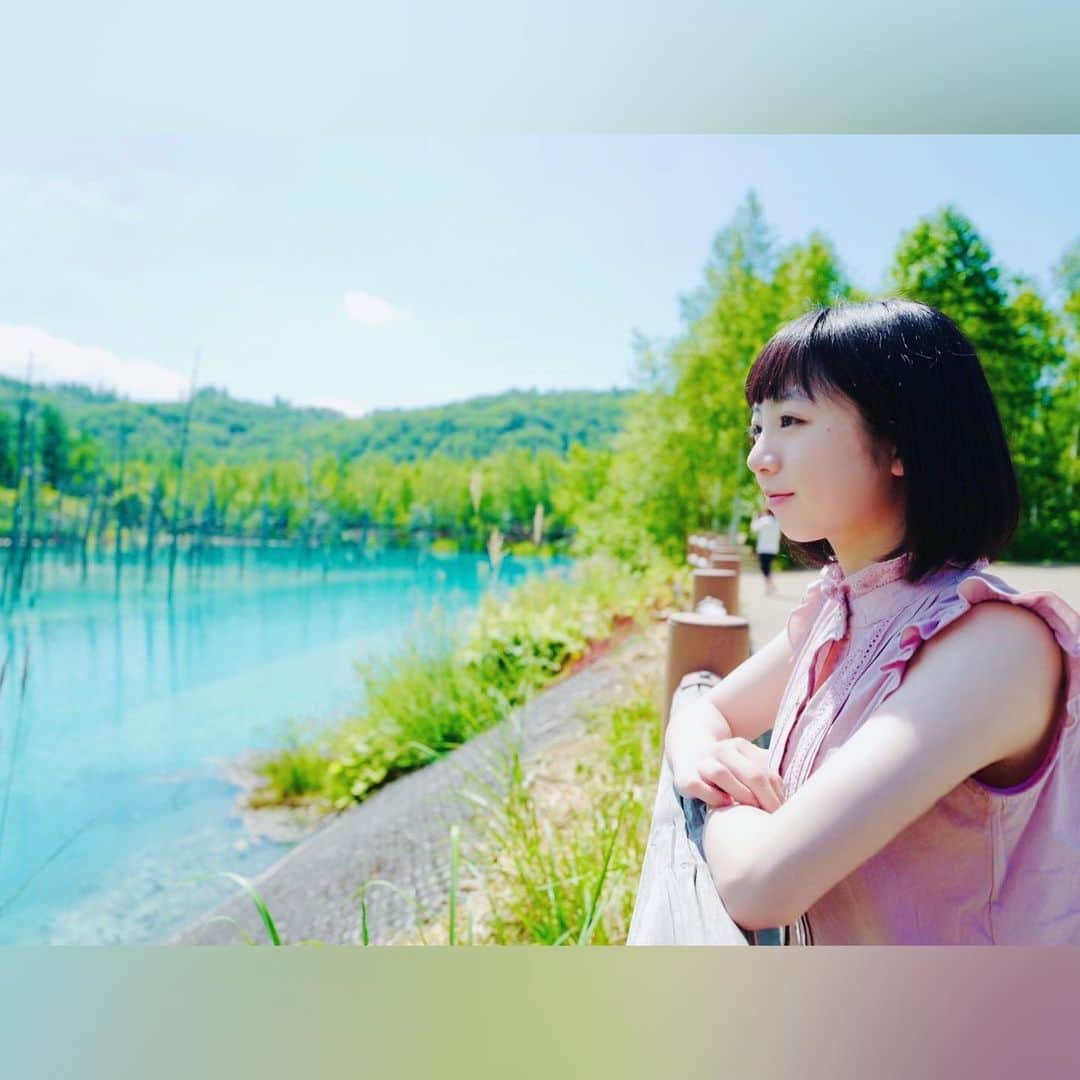 花田優里音のインスタグラム：「北海道での映画撮影🌽 無事終わって帰ってきました✈︎ 初めての北海道 景色がドカンと力強く壮大で 圧巻なのに優しい大自然でした。 合宿のような撮影で 共演者の方達スタッフの方達とずっと一緒で チームワークがどんどん深くなっていって、 一緒に食べて笑って話して明日また頑張る って過ごして、 行く前は1番年下でちょっと不安だったけど、 がっつり仲間にしてもらえて嬉しい日々でした。 ご飯が本当に毎日美味しくて 健康にプクプクプクと育ちました。 映画は、とってもとっても優しい作品です。 静かに見守るような優しさの人達の 素敵な映画です。 いっぱい助けてもらってお芝居できました、 感謝です。 もう北海道ロス… . #カメラロールが自然まみれ  #スマホ見ながら目が良くなるんちゃうかな  #何回も見返してる  #北海道 #Hokkaido #美瑛 #青い池 #白ひげの滝  #映画 #movie #film #撮影  #actor #actress  #学校の夏休みの宿題やレポート  #いっぱい持って行ったけど  #全然しなかったー😄😅 #北海道の野菜を買って家に送ったんだよ  #明日届くの #食べるの楽しみ」