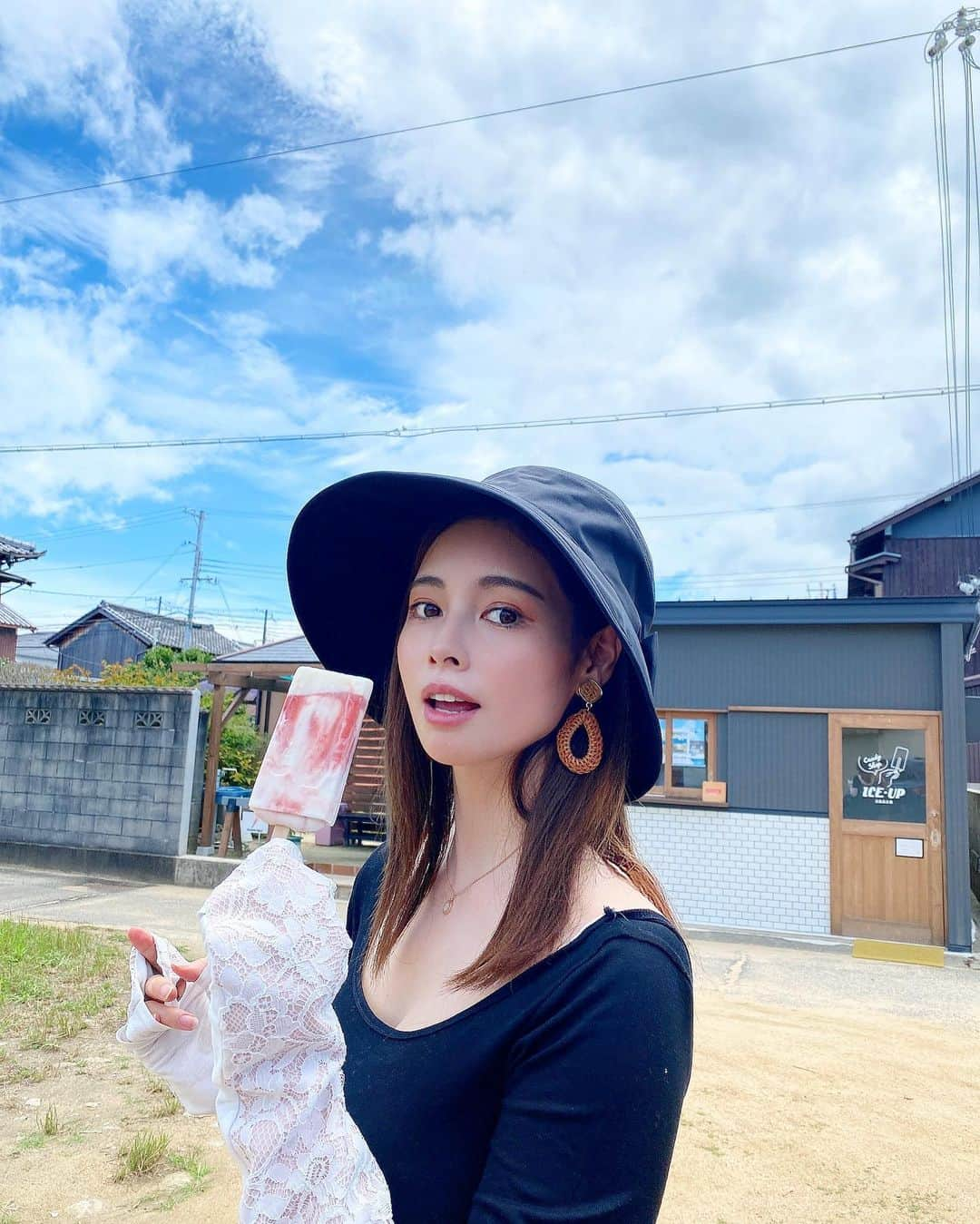 得あゆさんのインスタグラム写真 - (得あゆInstagram)「前に淡路島行った時に出会った アイスキャンデー屋さん🍨 @iceup.awajishima  暑い日に最高の天気の下で頂きました🥰 美味しすぎまた食べたい〜🥰 ・ ・ ・ ・ ・ ・ ・ ・ ・ ・ ・ ・ ・ ・ ・ ・ #淡路島#淡路#淡路島グルメ#淡路島ランチ#淡路島旅行#淡路島カフェ#淡路ビーフ#大阪ランチ#大阪グルメ#兵庫グルメ#家族旅行#夏休み#お盆休み#お盆#アイスクリーム#アイスキャンデー#iceup#ドライブ#大食い#インスタ映え#子育てママ#赤ちゃんのいる生活#産後ダイエット#ママファッション#男の子ママ#男の子ベビー#drive#awajishima#icecream#かき氷」8月14日 21時13分 - tokuayu819