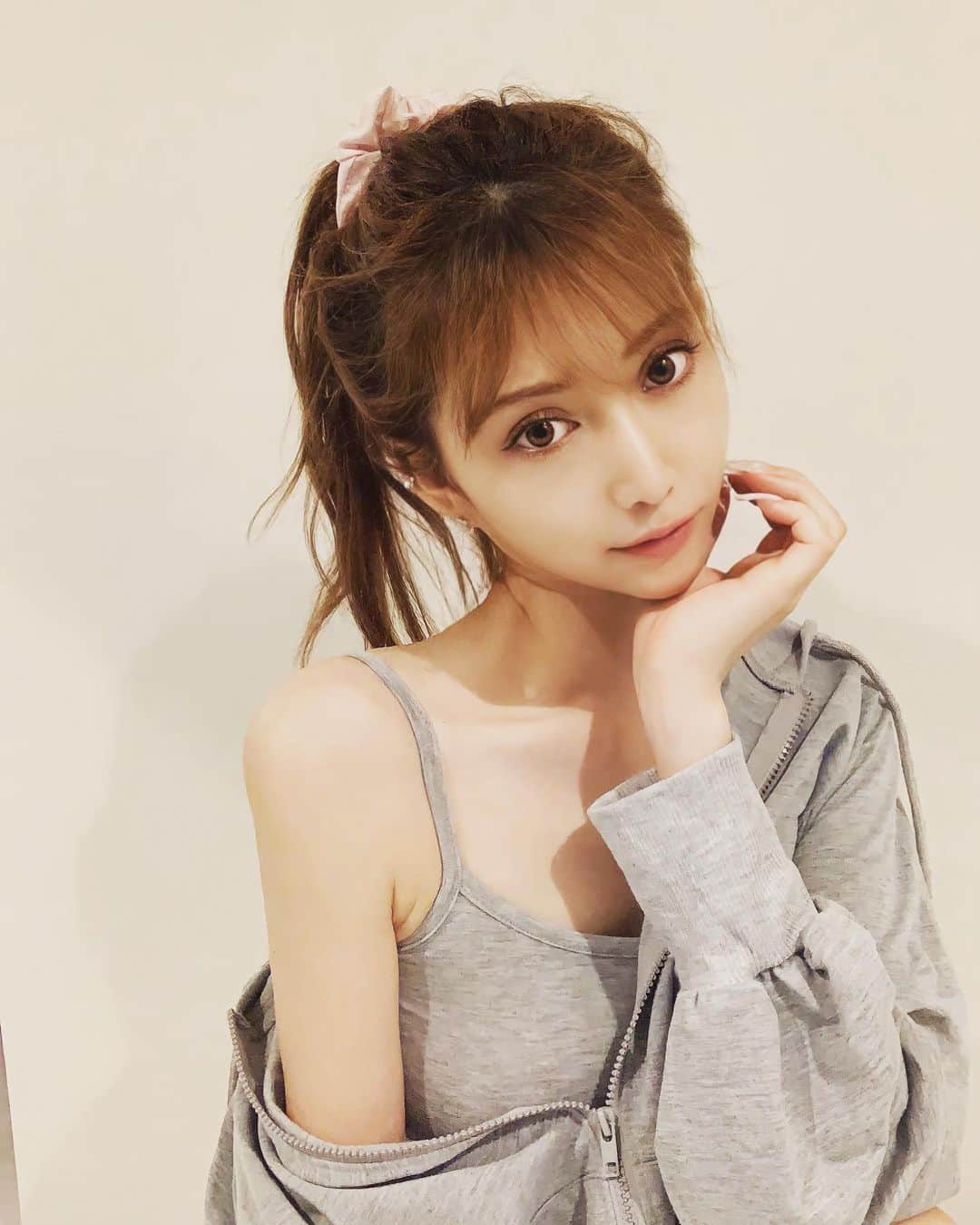 加賀美早紀のインスタグラム：「るーーーーーーーーん❣️  ところで YouTubeやるって言ったら めちゃんこDM来て 嬉しみです☺︎☺︎☺︎ なんか 気取ってるインスタのイメージから めちゃイメージ変わりそうで 恐ろしやだけど まあそれはそれで的な感じで いよいよ撮影始まります こんな企画やってってのがあったら コメントください🤗  #YouTube #17live」