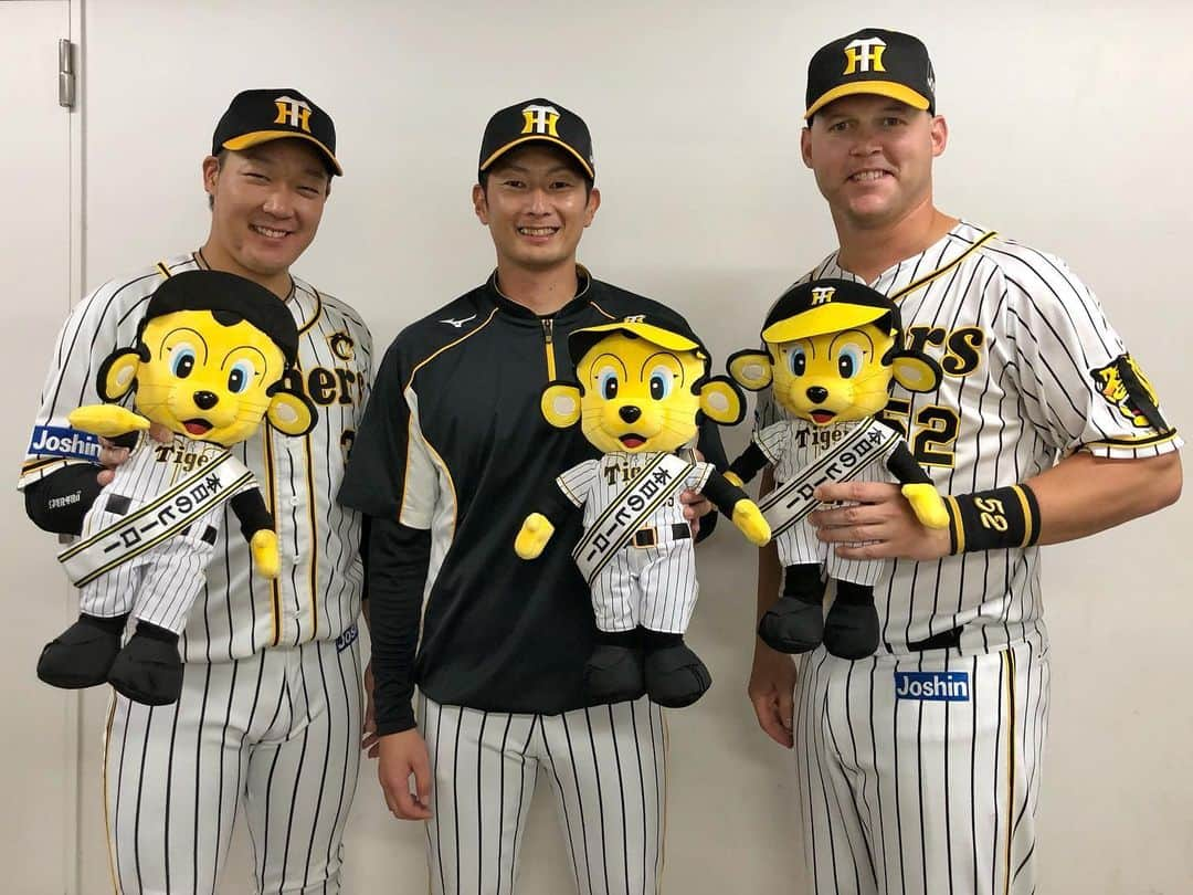 阪神タイガースさんのインスタグラム写真 - (阪神タイガースInstagram)「今日のヒーロー‼︎ 移籍後初勝利を挙げた二保投手と、共に二打席連続ホームランを決めた大山選手＆サンズ選手です✨✨  #二保旭 選手　#移籍後初勝利 ! #ナイスピッチング ✨ #ジェリーサンズ 選手 #大山悠輔 選手 #二打席連続ホームラン #ナイスホームラン #ミンナダイスキヤデ #今日のヒーロー  #阪神タイガース #挑超頂」8月14日 21時36分 - hanshintigers_official