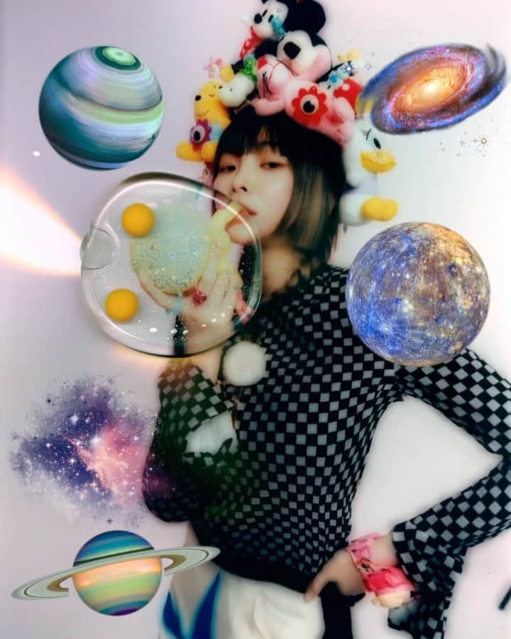 Heizeのインスタグラム：「NOT FROM EARTH🪐🦠 feauting @heizeheize 🎀 visual directing & styling @veuxsavoir photographer @marigatoe makeup @5ssmakeup hair @gabe.sin  🛸💙💧..🚀 . 🐻🤍, . 💗 !」