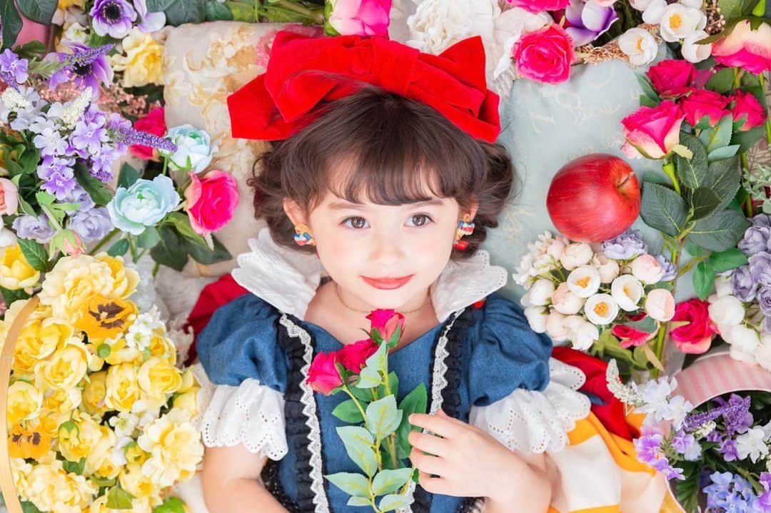 のインスタグラム：「まだ載せて無かった横イチのプリンセス写真👸🏻 白雪丸とベルか丸🍎🌹  そういえば園の誕生会で、先生の「将来何になりたいですか？」と言う質問に「プリンセス♡」と答えていた瑠花るか丸ですが、昨日突然「わたしね、将来はカバの赤ちゃんになりたいの♡」と言われました🤭 #snowin#photo#photostudio#snowwhite#belle#princess#Disney#flower#dress#kid#cute#happy#smile#love#スノーイン#撮影#モニター#白雪姫#ベル#美女と野獣#ディズニー#プリンセス#ドレス#子供#育児#子育て#親バカ部#ベビフル#ママリ」