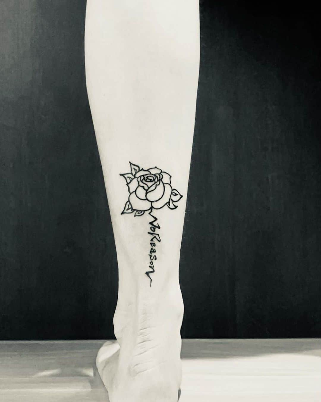 山田愛さんのインスタグラム写真 - (山田愛Instagram)「🌹 I designed this rose tattoo for my friend.I've always wanted to try new things of design. This is a great honor!  "There is no reason,you just love it"  Artistとして新しい分野のタトゥーデザインに挑戦しました！ 友達がリクエストしてくれて、たくさんの想いが詰まっています🌹自分のデザインが誰かの身体の一部になるなんて光栄✨  Do what you love  #tattoo #tattoodesign #rosetattoo #art #タトゥー」8月14日 22時38分 - aiyamada_