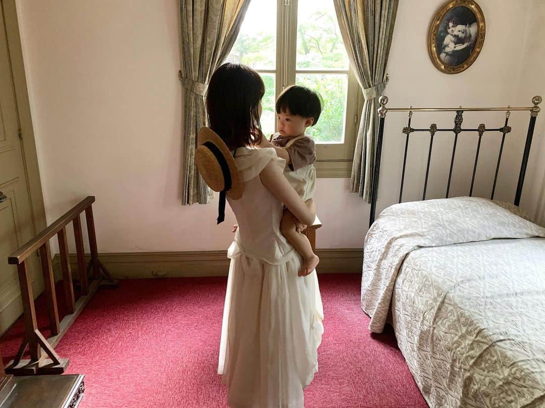 酒元麻衣（まいへー）のインスタグラム：「毎日愛おしい🤍 . . 最近は、色んなことができる様になって来てすごく嬉しいです🤍 名前を呼んだら手を上げたり、いただきます、お腹ポンポン、いないいないばぁ、バイバイができるようになったり…☺️毎日成長する姿に感動してます🥺 . .  #1歳 #1歳誕生日 #男の子」