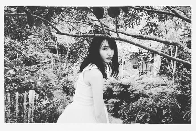 新垣結衣　ファンアカウントのインスタグラム：「シロクロいい感じ！！！ #新垣結衣 #ガッキー #ガッキーかわいい #gakki #aragakiyui #yuiaragaki」