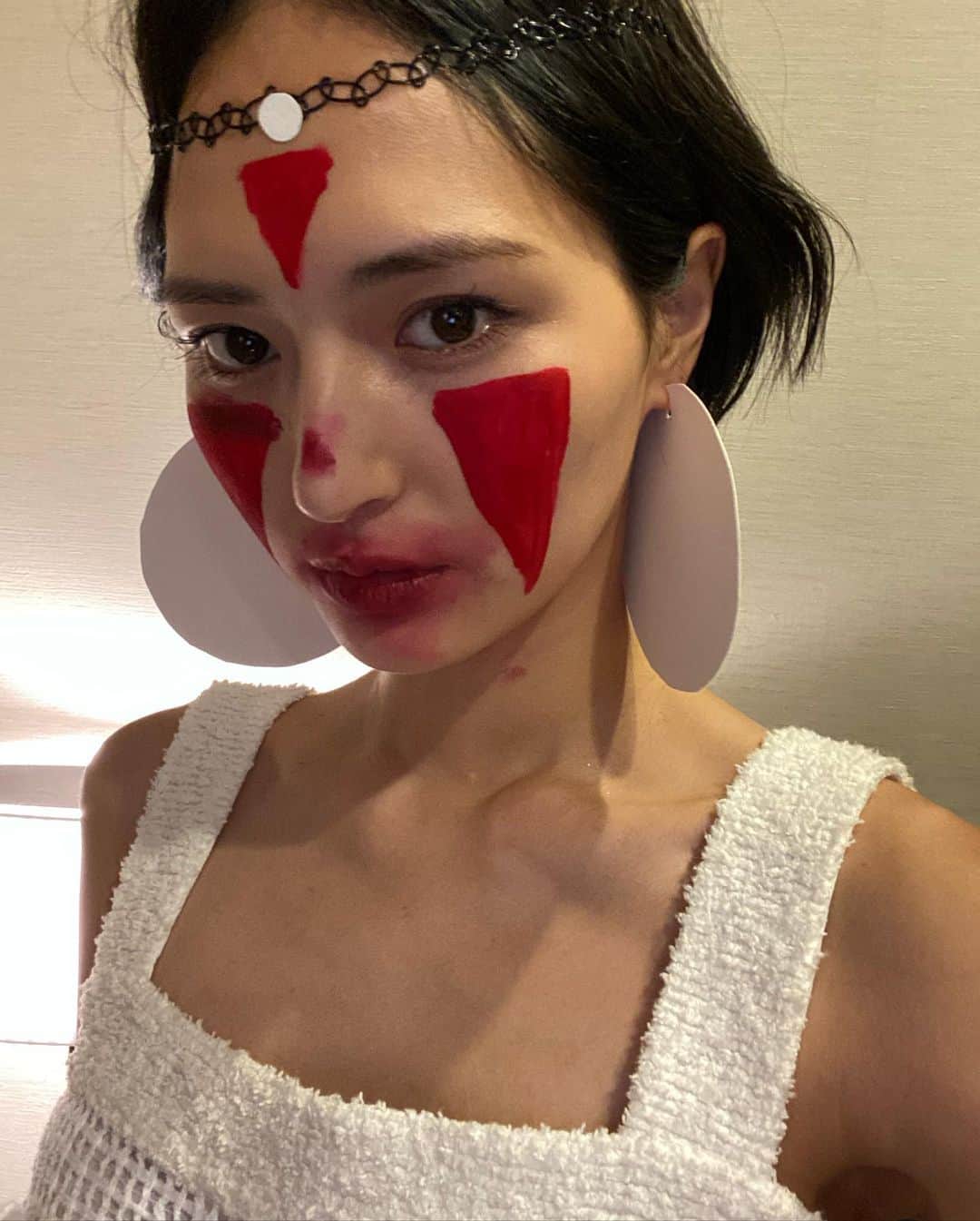山賀琴子さんのインスタグラム写真 - (山賀琴子Instagram)「楽しかったからいいのだ❤️‍🔥  赤はリップ、耳飾りと額の丸は厚紙、 頭につけてるのはゴム製のチョーカー笑 #もののけ姫 #サン」8月14日 23時03分 - kotokoyamaga