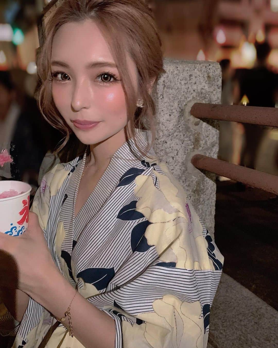 Hitomiのインスタグラム：「❤︎  ストーリーの写真好評だったので投稿に🤍 夏らしい姿でおやすみなさい🎐🌻  #cyberjapan #cyberjapandancers #サイバージャパン　#サイバージャパンダンサーズ #summer #かき氷 #夏休み　#夏　#なとぅ　#浴衣　#yukata #日本　#japan」