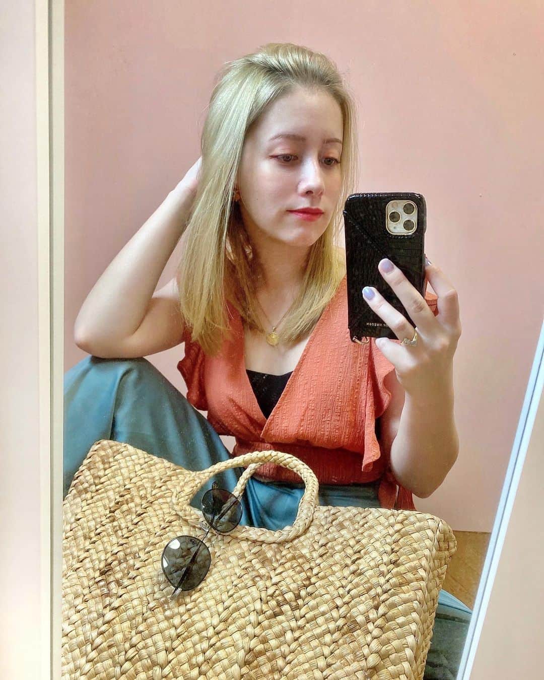 ドーキンズ英里奈のインスタグラム：「雨つづきですね☔️ 気をつけないといけないことが沢山の夏 リゾート行きたいよーーー！と 気分だけでもバカンスしてみました😂笑 ⠀ お盆はジュースクレンズしたり ワクチン打ったり、ゆったり過ごしてます。 みんなも　STAY SAFEでね🙇‍♀️ ⠀ ⠀ Raining raining raining☔️  I wish I could go to a beach resort. My summer holidays finished staying home🥲 ⠀ I did one day detox juice cleansing so that was fun. I’m on my diet now✌️ ⠀ Stay safe! ⠀ ⠀ ⠀ #blonde #blondehair #tothesea #Resortnista #リゾートコーデ #リゾートファッション」