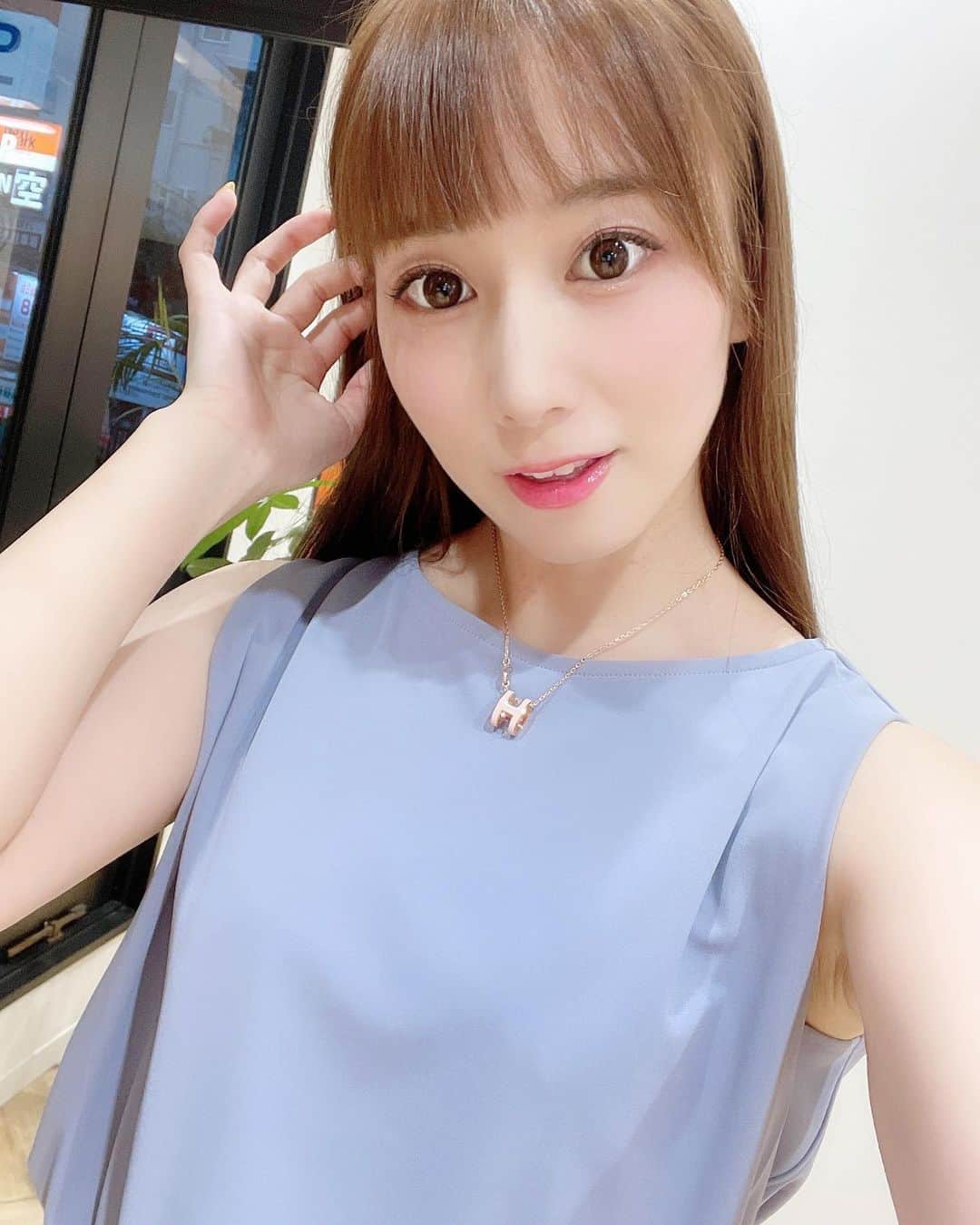 初川みなみさんのインスタグラム写真 - (初川みなみInstagram)「#美容室　行ってきたよ💓 ⁡ 引き続き髪色は明るいままにしたよ✨ ⁡ 今月の後半戦のお仕事へ向けて 気合が入ったよー！！ ⁡ ＃イルミナカラー#ヘアカラー#ストレートへア」8月14日 23時36分 - hatsukaw_aminami