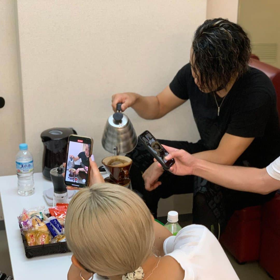 篤志のインスタグラム：「今日の楽屋純喫茶「なかむら」には取材陣が殺到してました。 淹れたてコーヒーは予約制で、なくなり次第終了です。 僕はバンマスという立場を利用して毎回飲ませてもらってます。役得です。」