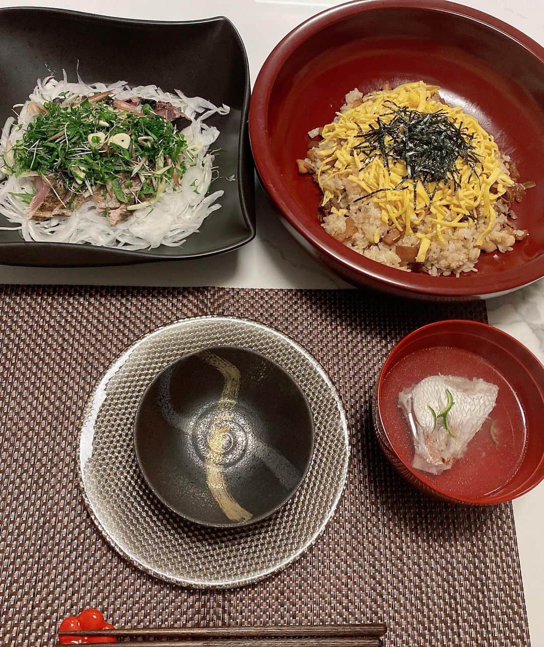 越野矢素子さんのインスタグラム写真 - (越野矢素子Instagram)「お盆なので、父が大好きだった『混ぜご飯』と『鯛のお吸い物』を作りました。 カツオのたたきの盛り付けと付け合わせは旦那さん❤️  #お盆#旦那ごはん#夫婦で料理」8月14日 23時53分 - loversyaso