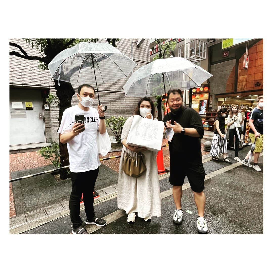 海原ともこさんのインスタグラム写真 - (海原ともこInstagram)「この前の劇場の間。 やすよと剛さんは劇場でお留守番。  礼二くんとコッスーと田中マネージャーとスイーツを買いに行ってきました。」8月15日 0時01分 - tomocolovesmile