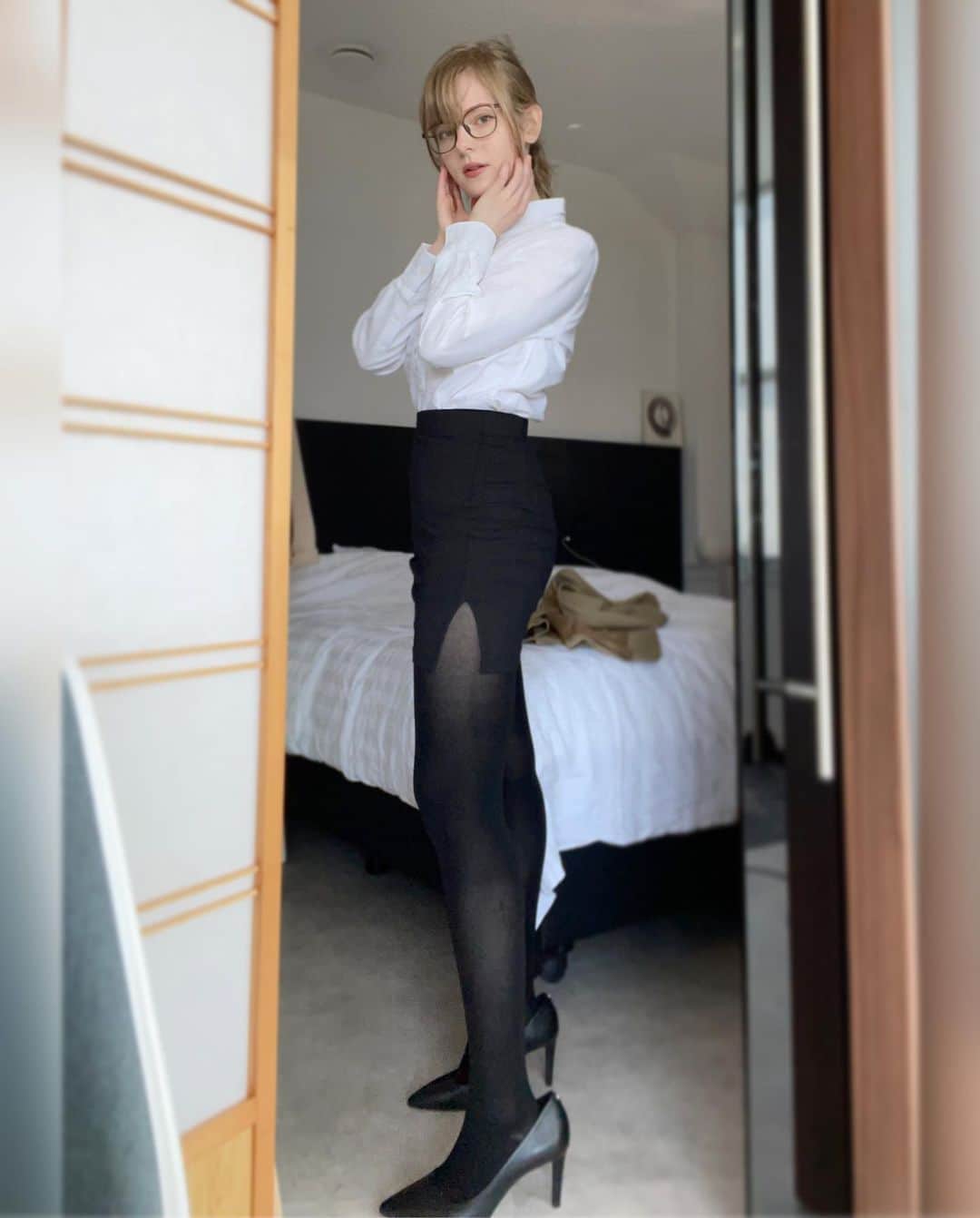 Ella Freyaのインスタグラム：「Off to work 📒📎💼 What is it actually like working in an office ? Is it nice ?」