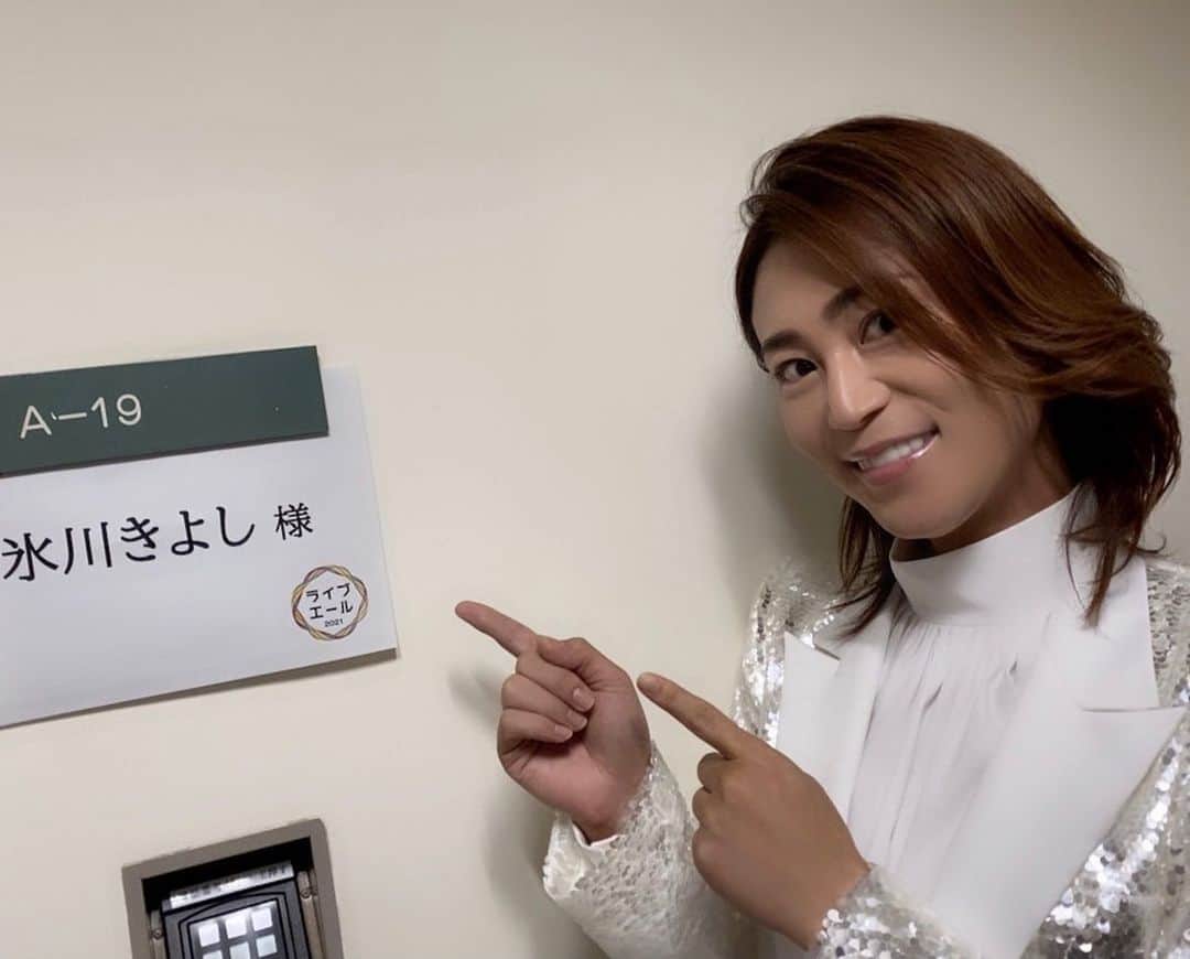 のインスタグラム：「夜分に大変申し訳ありません。  NHKニュースでの豪雨の被害に遭われた方を思うと深く胸が痛みます。  皆様が無事でおられることを祈ります。  NHKライブエール 私の歌で少しでも平和や安穏に繋がればと真心込めて歌わせていただきました。  朝はNHK趣味の園芸が放送されます。  氷川きよし」