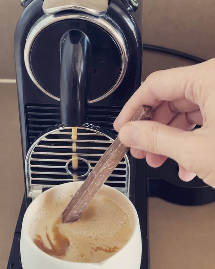 サマンサウィルスのインスタグラム：「Because you guys loved my last coffee-porn post, I wanted to share today’s lockdown experiment with you.   @gelatomessina very, very kindly gifted me some custom Messina balls of chocolate this week, so I decided to dunk them in my coffee cup and I wanted to share the result with you.   Next up, I’m thinking a Caramello Koala?🐨🤎  I know lockdown is shit, sending love to all. Hoping everyone gets a bit of sunshine and connects by telephoning a loved one today.   Much love x  ☕️🤎」