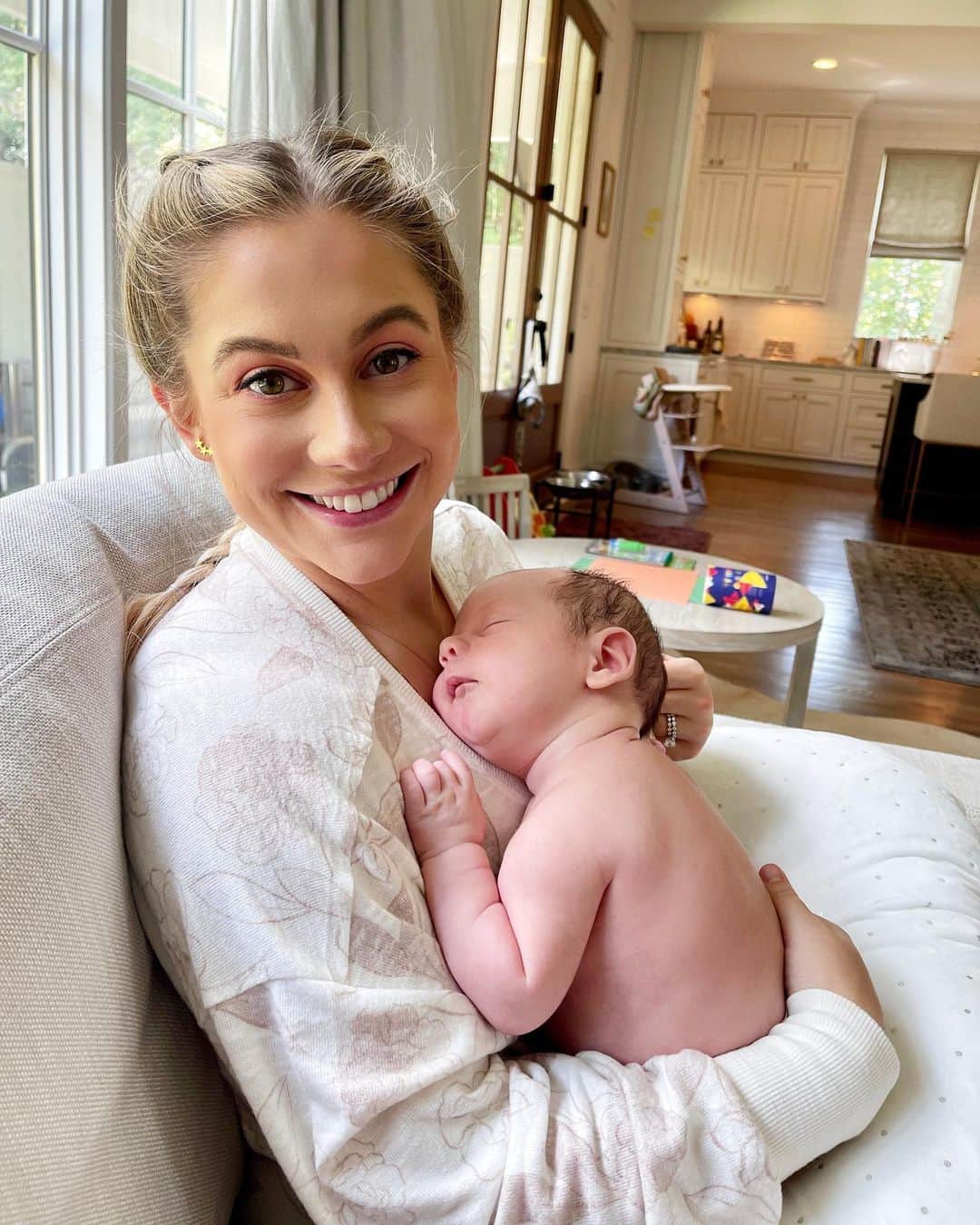 ショーン・ジョンソンのインスタグラム：「My 4 week old is already half my size 🤦🏼‍♀️ @jettjameseast @andrewdeast」