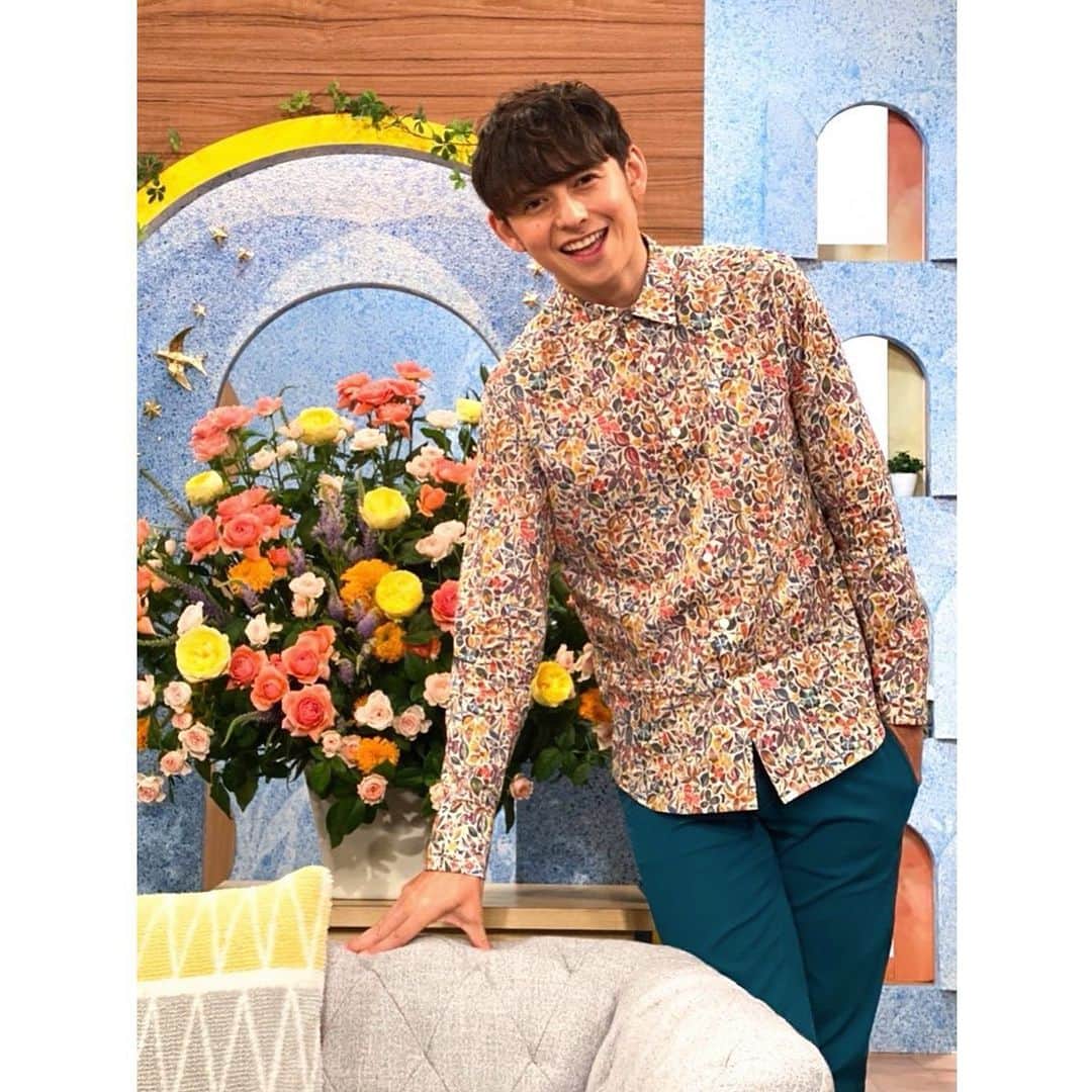ハリー杉山のインスタグラム：「"NHK 短歌"  短歌の世界は奥深いです。 "愛"とは何か？ 色々と楽しく何百年も遠い過去に飛びながら詠ませていただきました^_^  今朝6時のオンエアを見逃した方は来週火曜にまたオンエアされます^_^  8月17日（火）再放送 NHK Eテレ 午後3:00〜午後3:25 選者：大森静佳、テーマは「表情」。  wearing @paulsmithjapan just luv it😀☺️🤩」