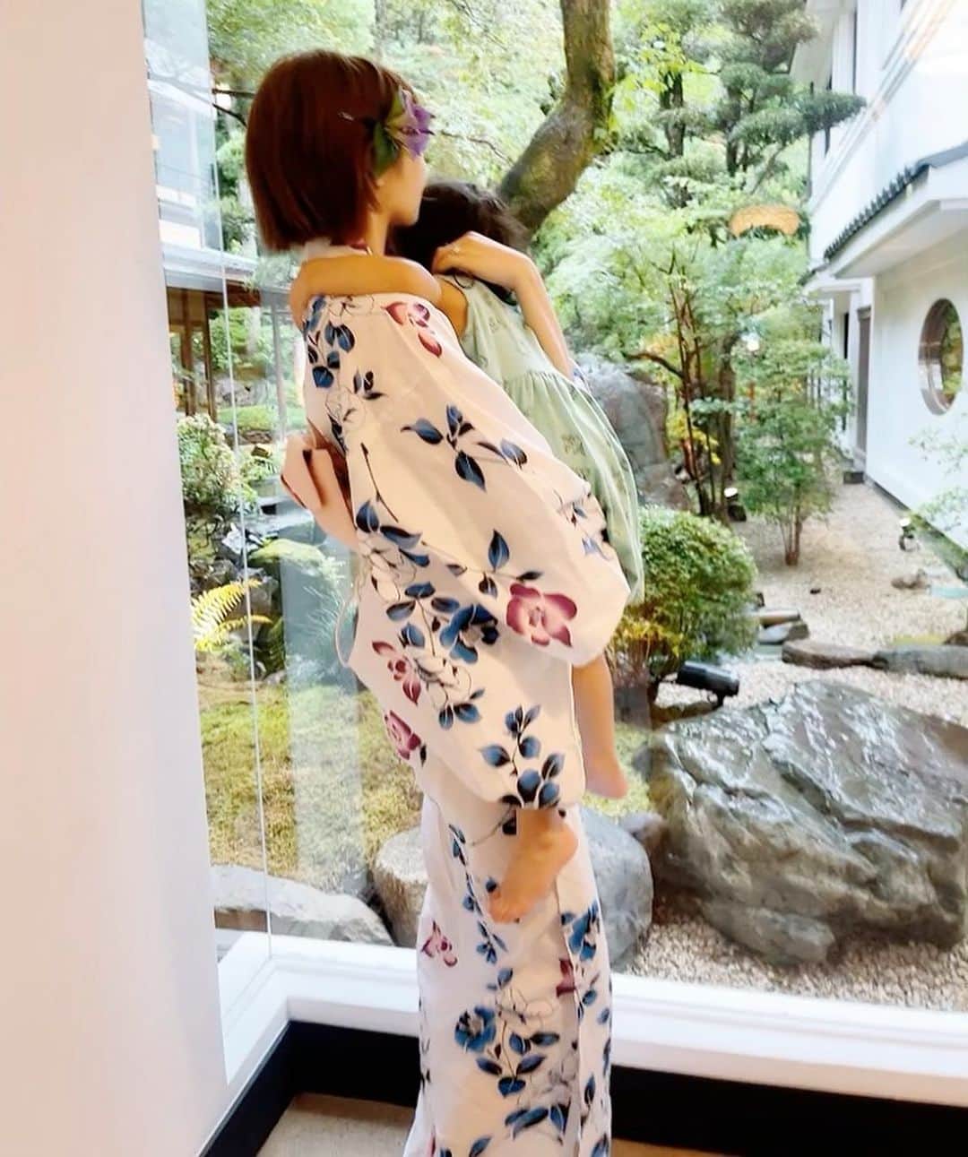 森下悠里さんのインスタグラム写真 - (森下悠里Instagram)「大好きな浴衣👘✨✨  今年も着る機会ないから 機会はつくる💓  娘は可愛い👘あったのに 出る時に全て脱いじゃって💦  部屋着がいいみたい😋  #👘 #🍧 #🇯🇵 #🏯」8月15日 2時07分 - yuurimorishita