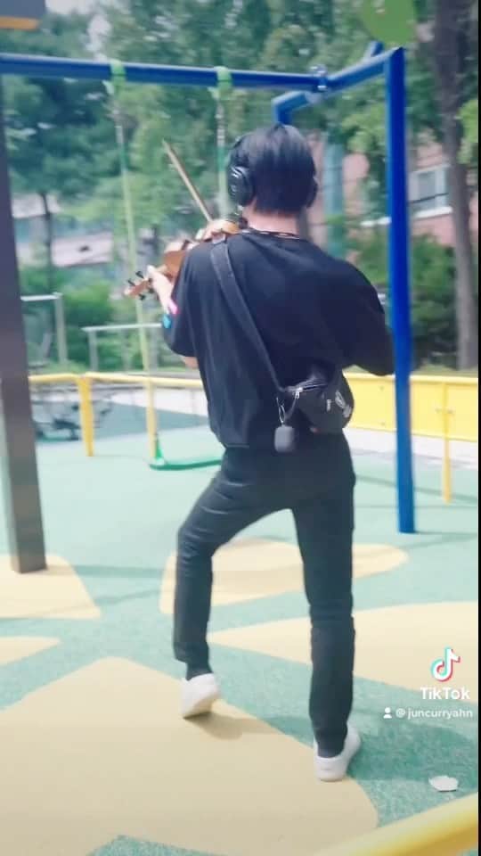 Jun Sung Ahnのインスタグラム：「😂😂😂 halp. full cover yes or no?? #stay #help #tiktok」