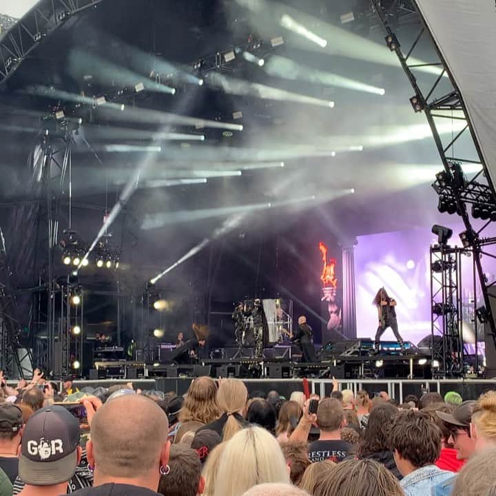 METAL HAMMERのインスタグラム：「Good evening from @cradleoffilth 🔥」
