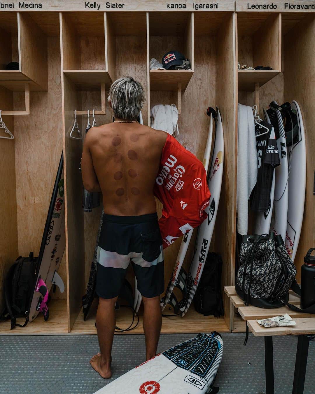 五十嵐カノアのインスタグラム：「Man, I love this. The emotions involved in sport. I surfed with my heart all year and I’m so proud with my growth this year. The marathon continues 📈 thank you guys. love.」