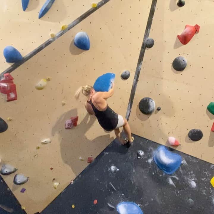 リア・クレインのインスタグラム：「First session back post games, it’s been nearly a month 😱 and I think all my skin sweated off in Tokyo 😂 Nice to get moving again but the slip was real even on the big holds 🤦🏼‍♀️💦」