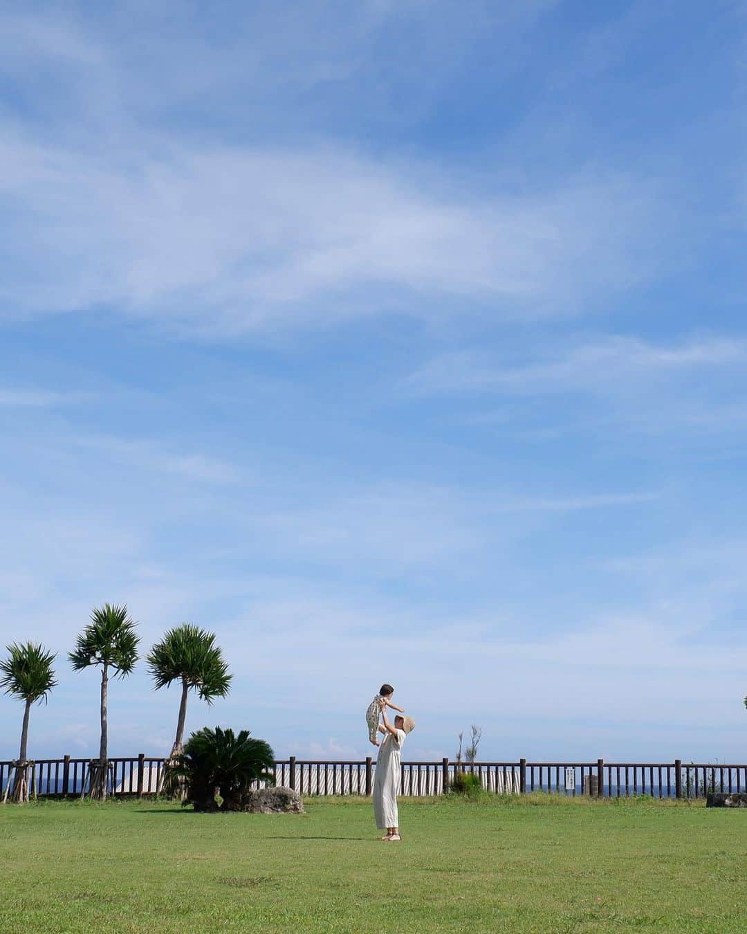 武智志穂さんのインスタグラム写真 - (武智志穂Instagram)「貸切状態の広い芝生と広いお空！ 問題は、えいけんが帽子もサングラスも嫌がってつけてくれないこと🤷🏻‍♀️ 何歳になったらつけてくれるんだろうか。 やれやれ💦」8月15日 11時20分 - shiho_takechi