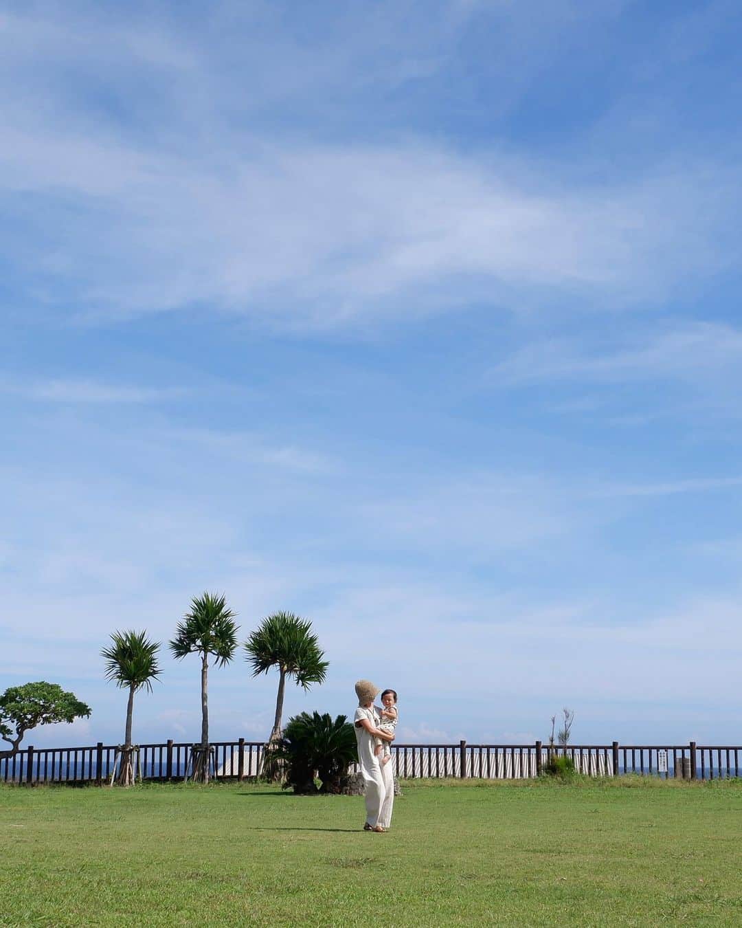 武智志穂さんのインスタグラム写真 - (武智志穂Instagram)「貸切状態の広い芝生と広いお空！ 問題は、えいけんが帽子もサングラスも嫌がってつけてくれないこと🤷🏻‍♀️ 何歳になったらつけてくれるんだろうか。 やれやれ💦」8月15日 11時20分 - shiho_takechi